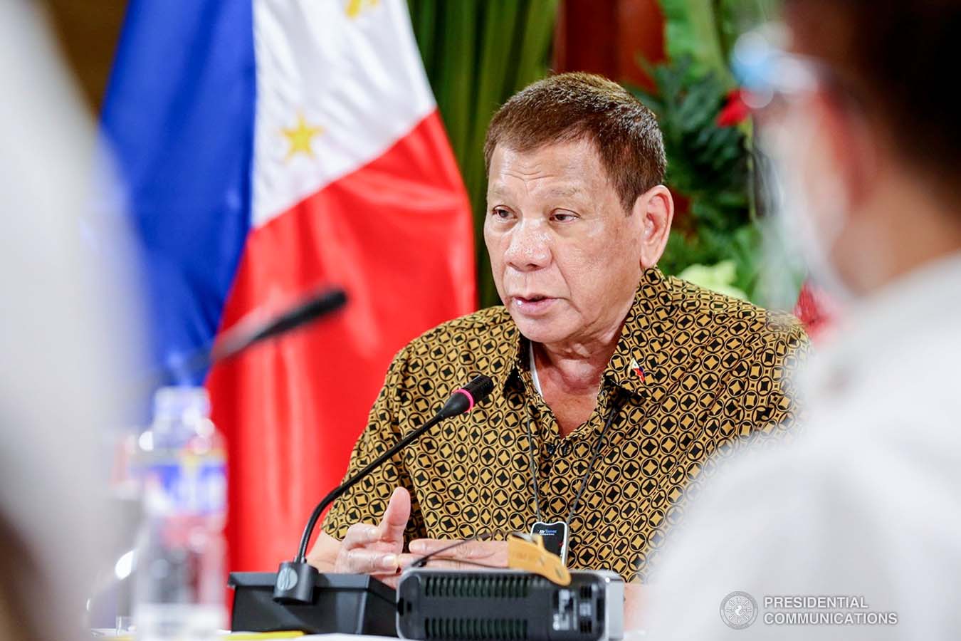 President Rodrigo Roa Duterte talks to the people after holding a meeting with the Inter-Agency Task Force on the Emerging Infectious Diseases (IATF-EID) core members at the Malago Clubhouse in Malacañang on September 28, 2020. RICHARD MADELO/ PRESIDENTIAL PHOTO