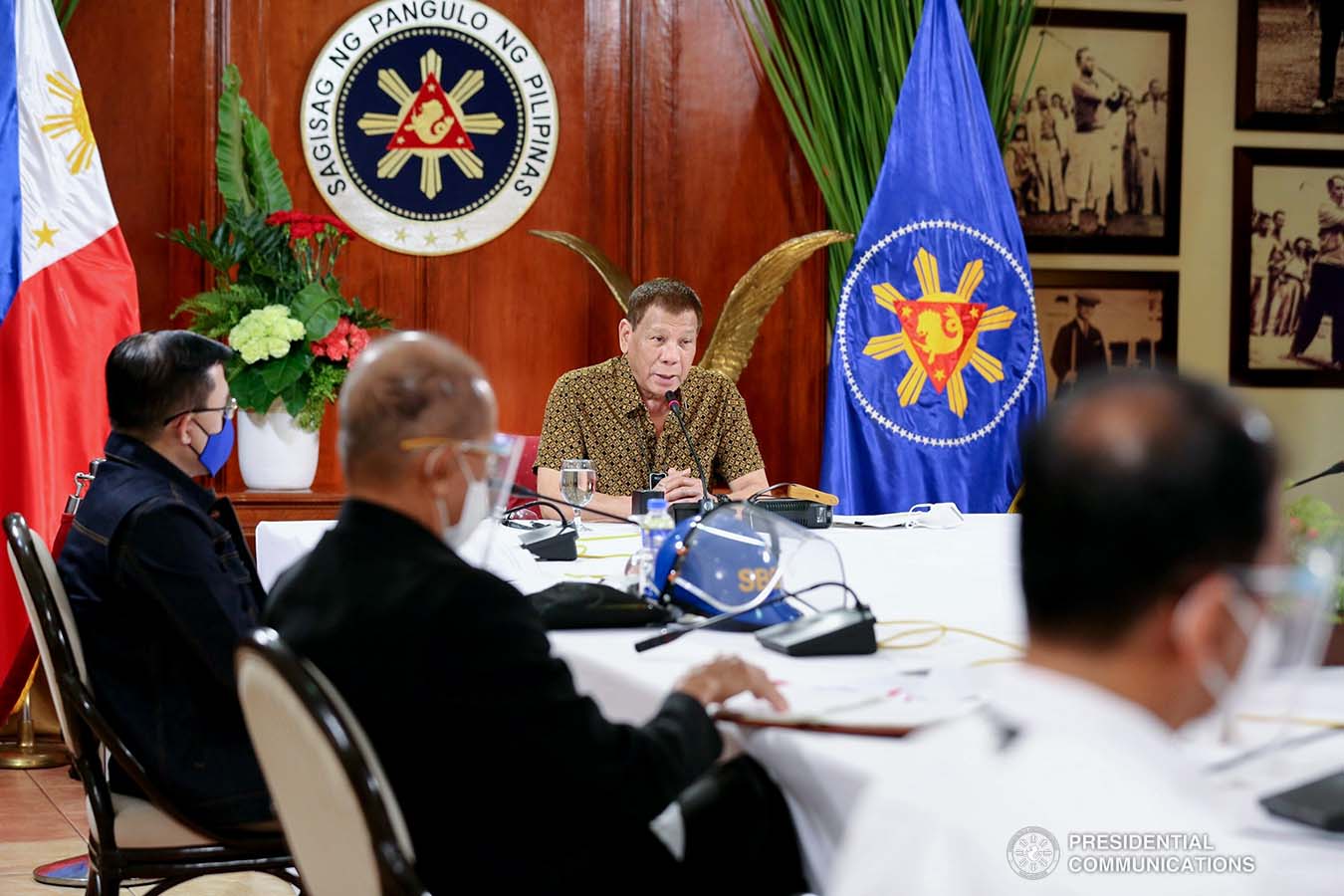 President Rodrigo Roa Duterte talks to the people after holding a meeting with the Inter-Agency Task Force on the Emerging Infectious Diseases (IATF-EID) core members at the Malago Clubhouse in Malacañang on September 28, 2020. RICHARD MADELO/ PRESIDENTIAL PHOTO