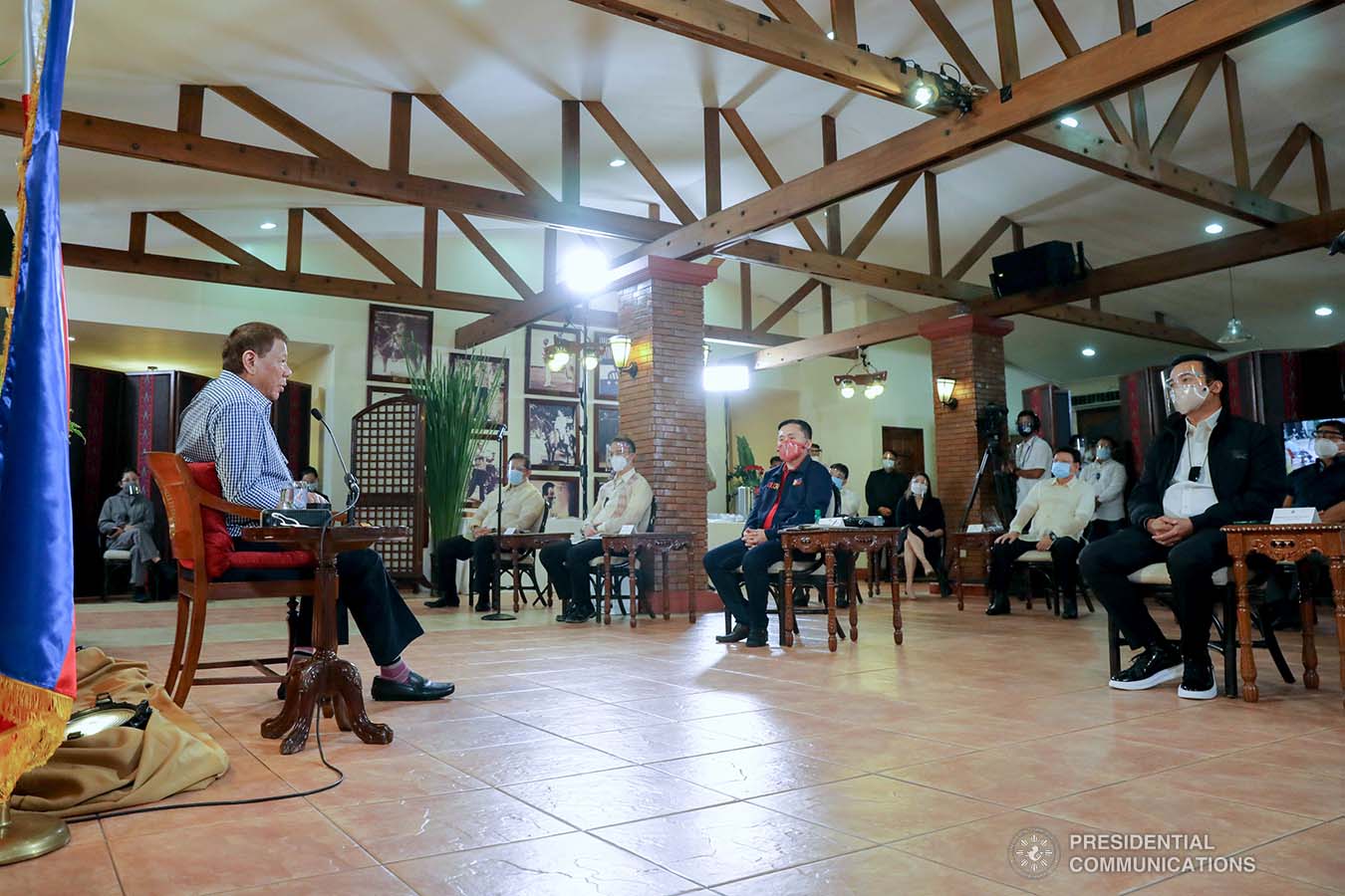President Rodrigo Roa Duterte speaks with House Speaker Alan Peter Cayetano, Marinduque Representative Lord Allan Jay Velasco and several members of the House of Representatives in a meeting at the Malacañang Golf (MALAGO) Clubhouse in Malacañang Park, Manila on September 29, 2020. The President called on Cayetano and Velasco, who were accompanied by their respective partymates and supporters in the Lower House, to discuss matters affecting Congress lately. ROBINSON NIÑAL/PRESIDENTIAL PHOTO