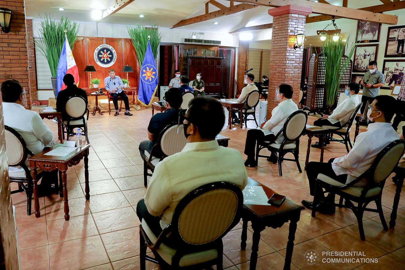 President Rodrigo Roa Duterte speaks with House Speaker Alan Peter Cayetano, Marinduque Representative Lord Allan Jay Velasco and several members of the House of Representatives in a meeting at the Malacañang Golf (MALAGO) Clubhouse in Malacañang Park, Manila on September 29, 2020. The President called on Cayetano and Velasco, who were accompanied by their respective partymates and supporters in the Lower House, to discuss matters affecting Congress lately. ROBINSON NIÑAL/PRESIDENTIAL PHOTO