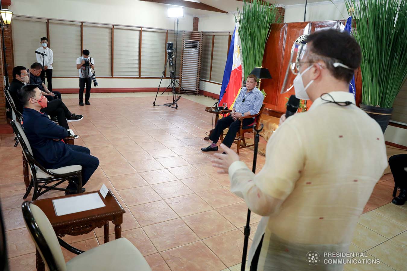President Rodrigo Roa Duterte listens as House Speaker Alan Peter Cayetano responds to the discussion during a meeting with Speaker Cayetano, Marinduque Representative Lord Allan Jay Velasco and several members of the House of Representatives at the Malacañang Golf (MALAGO) Clubhouse in Malacañang Park, Manila on September 29, 2020. The President called on Cayetano and Velasco, who were accompanied by their respective partymates and supporters in the Lower House, to discuss matters affecting Congress lately. ROBINSON NIÑAL/PRESIDENTIAL PHOTO