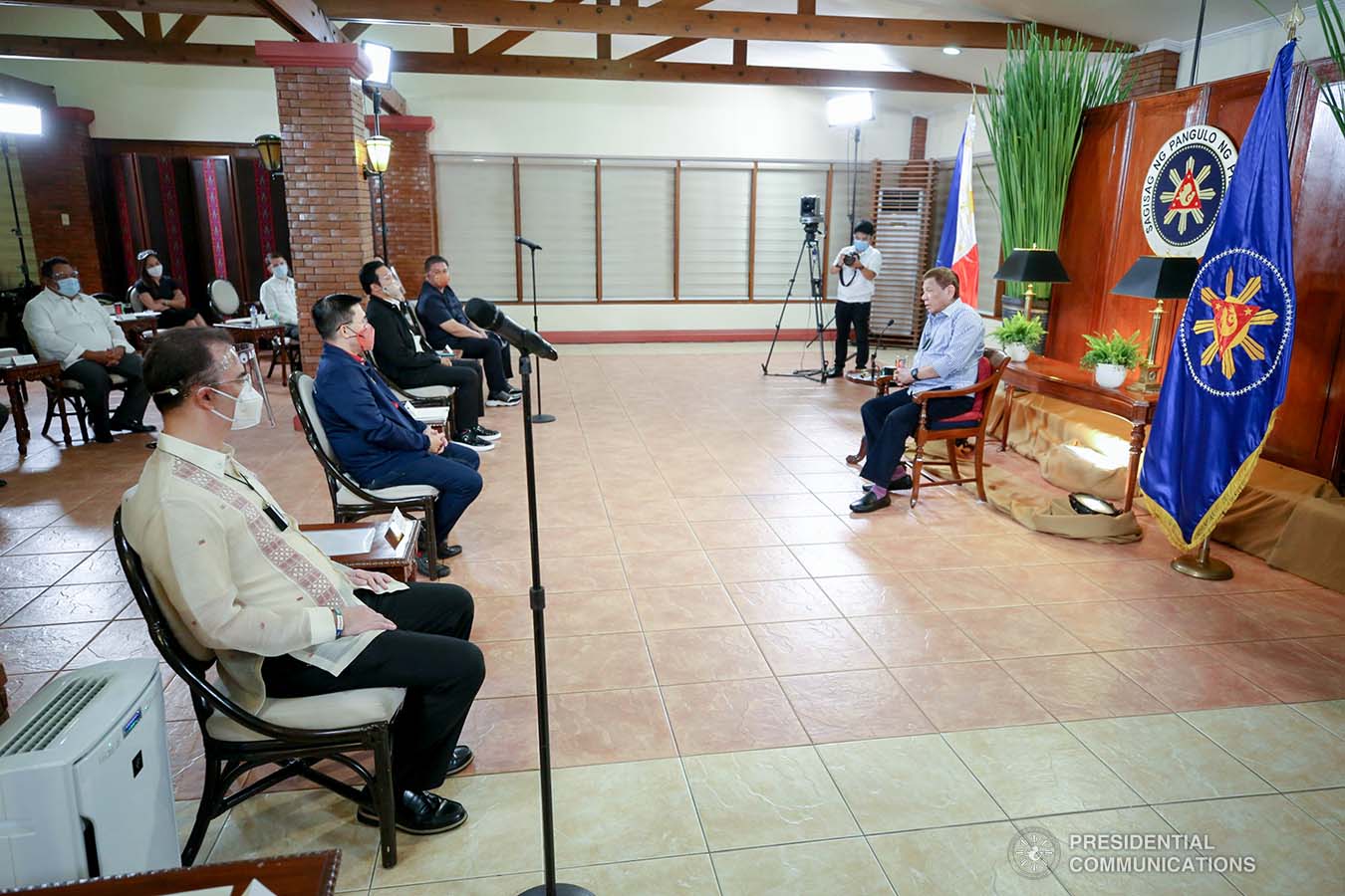 President Rodrigo Roa Duterte speaks with House Speaker Alan Peter Cayetano, Marinduque Representative Lord Allan Jay Velasco and several members of the House of Representatives in a meeting at the Malacañang Golf (MALAGO) Clubhouse in Malacañang Park, Manila on September 29, 2020. The President called on Cayetano and Velasco, who were accompanied by their respective partymates and supporters in the Lower House, to discuss matters affecting Congress lately. RICHARD MADELO/PRESIDENTIAL PHOTO