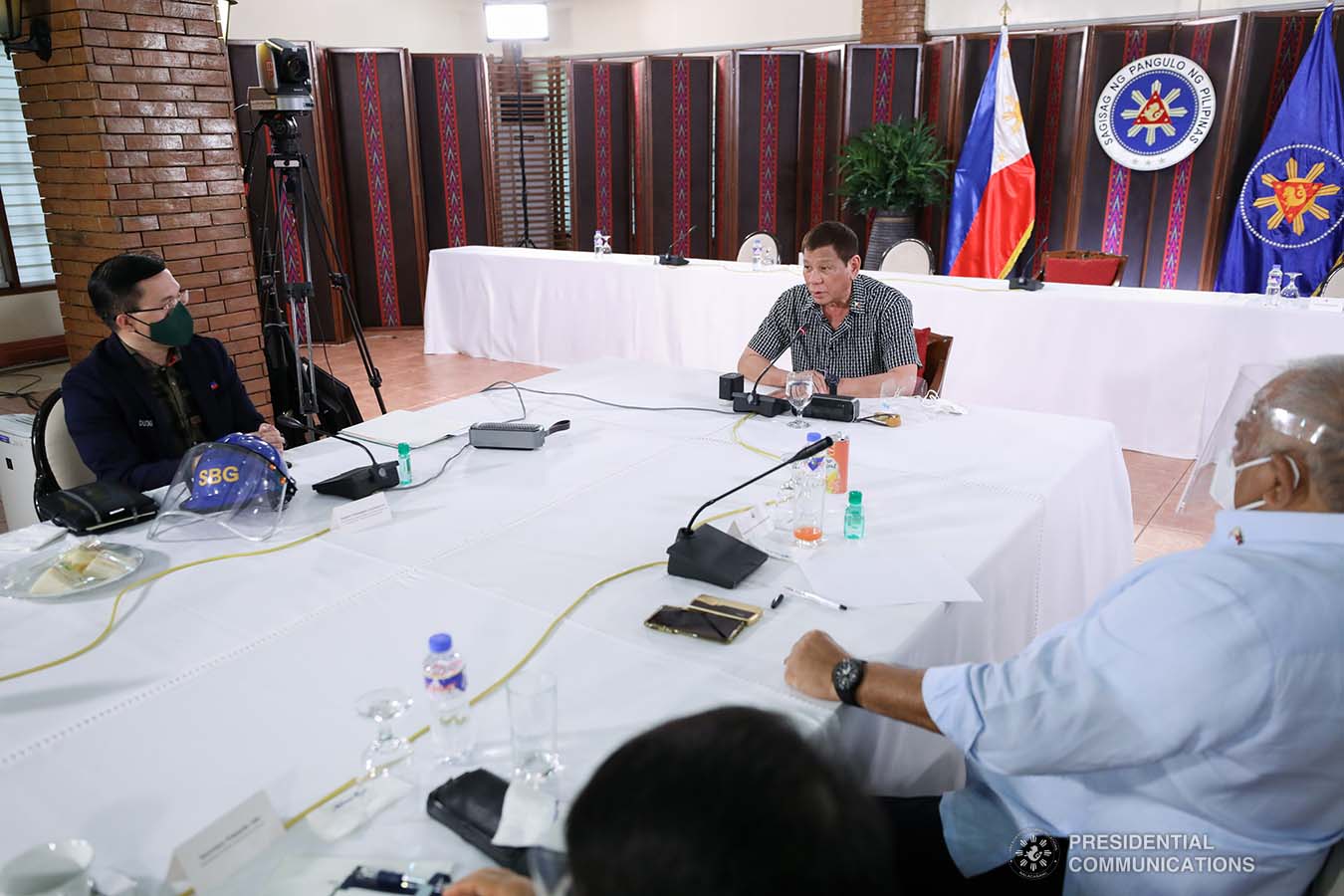 President Rodrigo Roa Duterte discusses matters with officials of the Philippine National Police and the Armed Forces of the Philippines prior to his announcement at the Malacañang Golf (Malago) Clubhouse in Malacañang Park, Manila on October 8, 2020. The President together with Executive Secretary Salvador Medialdea, Interior and Local Government Secretary Eduardo Año, and Senator Christopher "Bong" Go made an announcement discussing the impasse in Congress and called on its members to resolve the issues on the passing of the national budget for 2021. SIMEON CELI/ PRESIDENTIAL PHOTO