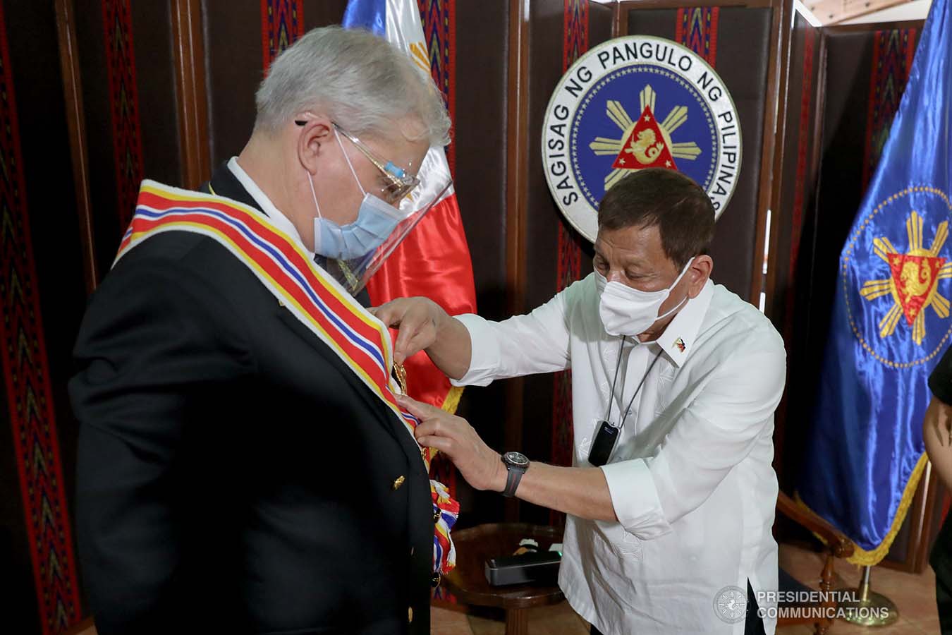 President Rodrigo Roa Duterte confers the Order of Sikatuna on outgoing Ambassador of the Russian Federation to the Philippines Igor Khovaev who paid a farewell call on the President at the Malacañang Golf (Malago) Clubhouse in Malacañang Park, Manila on October 14, 2020. ROBINSON NIÑAL/ PRESIDENTIAL PHOTO