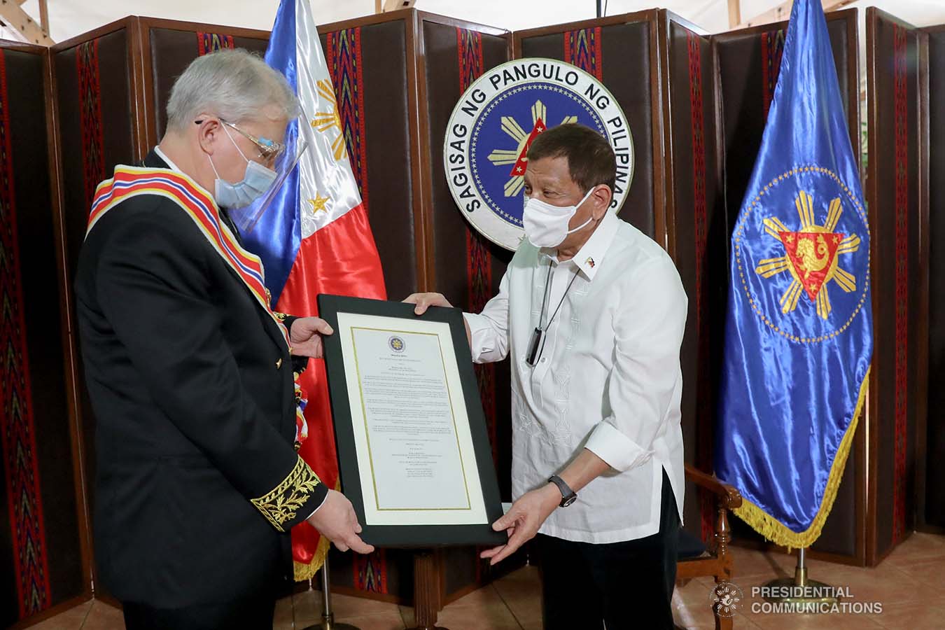 President Rodrigo Roa Duterte confers the Order of Sikatuna on outgoing Ambassador of the Russian Federation to the Philippines Igor Khovaev who paid a farewell call on the President at the Malacañang Golf (Malago) Clubhouse in Malacañang Park, Manila on October 14, 2020. ROBINSON NIÑAL/ PRESIDENTIAL PHOTO