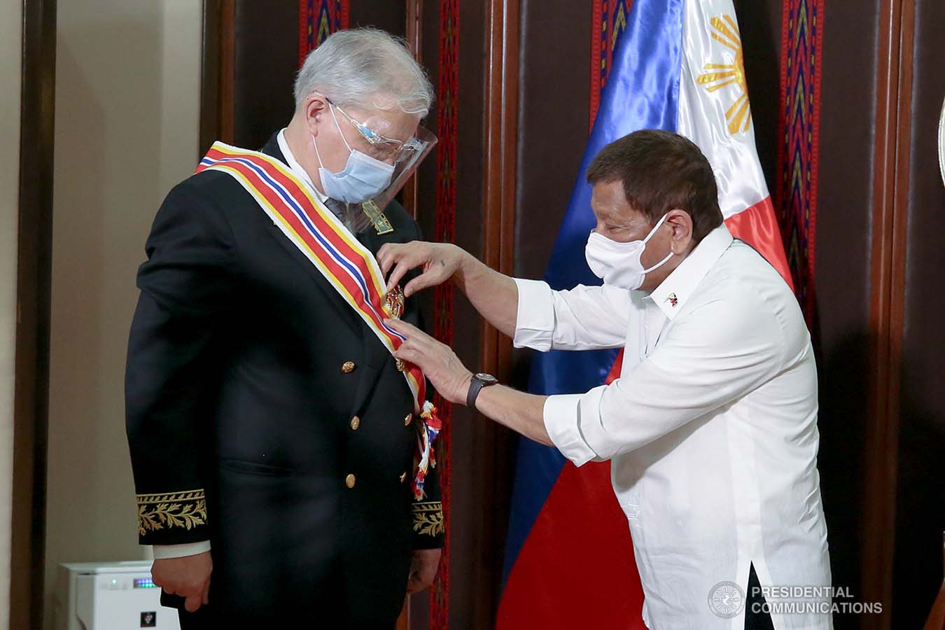President Rodrigo Roa Duterte confers the Order of Sikatuna on outgoing Ambassador of the Russian Federation to the Philippines Igor Khovaev who paid a farewell call on the President at the Malacañang Golf (Malago) Clubhouse in Malacañang Park, Manila on October 14, 2020. RICHARD MADELO/ PRESIDENTIAL PHOTO