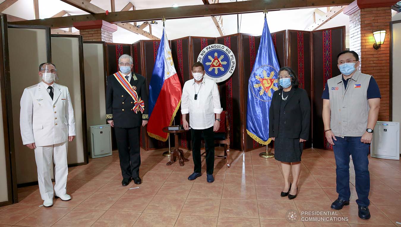 President Rodrigo Roa Duterte poses for posterity with outgoing Ambassador of the Russian Federation to the Philippines Igor Khovaev who paid a farewell call on the President at the Malacañang Golf (Malago) Clubhouse in Malacañang Park, Manila on October 14, 2020. Joining them are Russian Federation to the Philippines Military Attaché Nikitin Dmitry, Second Secretary Karenin Denis, Foreign Affairs Assistant Secretary Ma. Amelita Aquino, and Senator Christopher "Bong" Go. RICHARD MADELO/ PRESIDENTIAL PHOTO