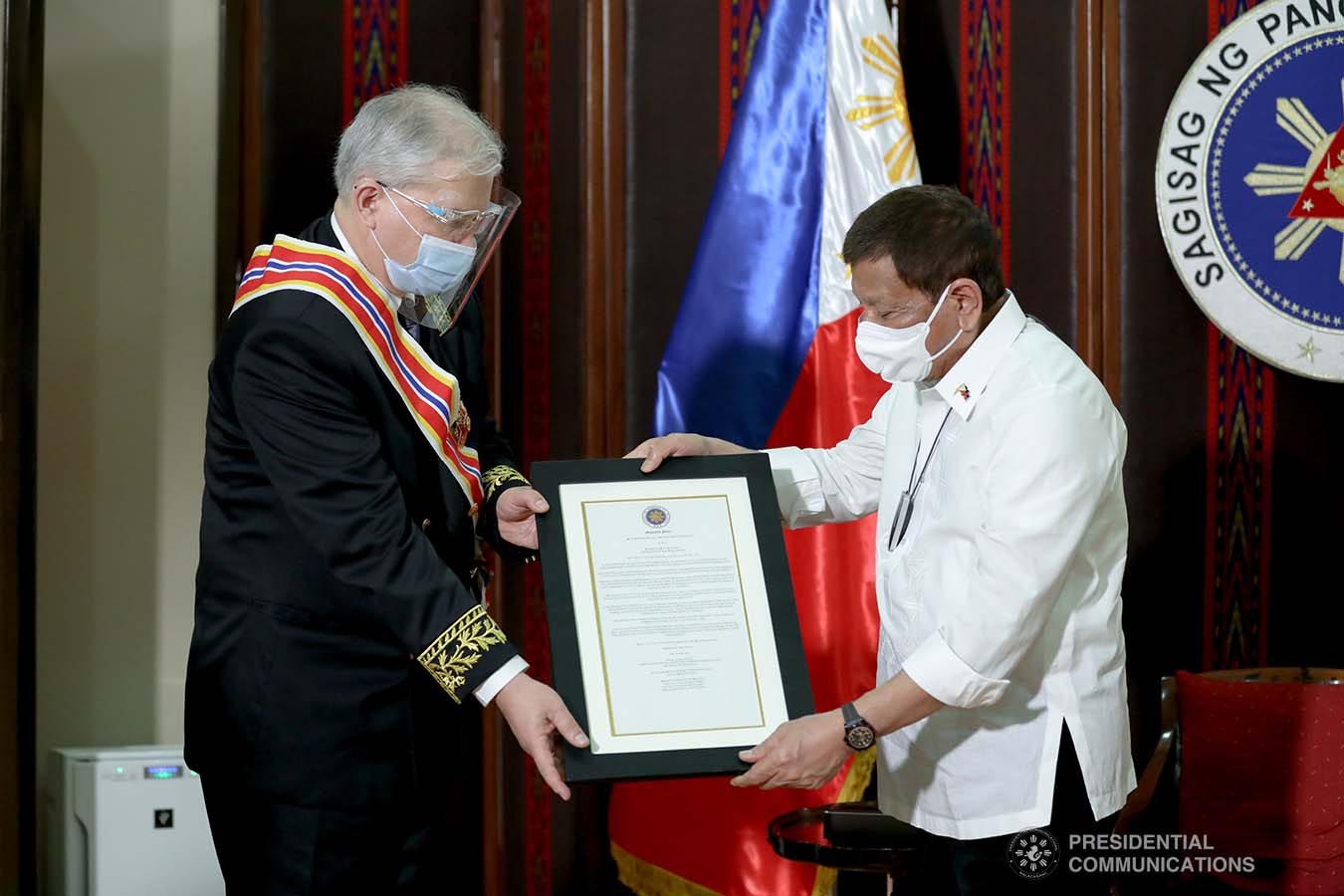 President Rodrigo Roa Duterte confers the Order of Sikatuna on outgoing Ambassador of the Russian Federation to the Philippines Igor Khovaev who paid a farewell call on the President at the Malacañang Golf (Malago) Clubhouse in Malacañang Park, Manila on October 14, 2020. RICHARD MADELO/ PRESIDENTIAL PHOTO
