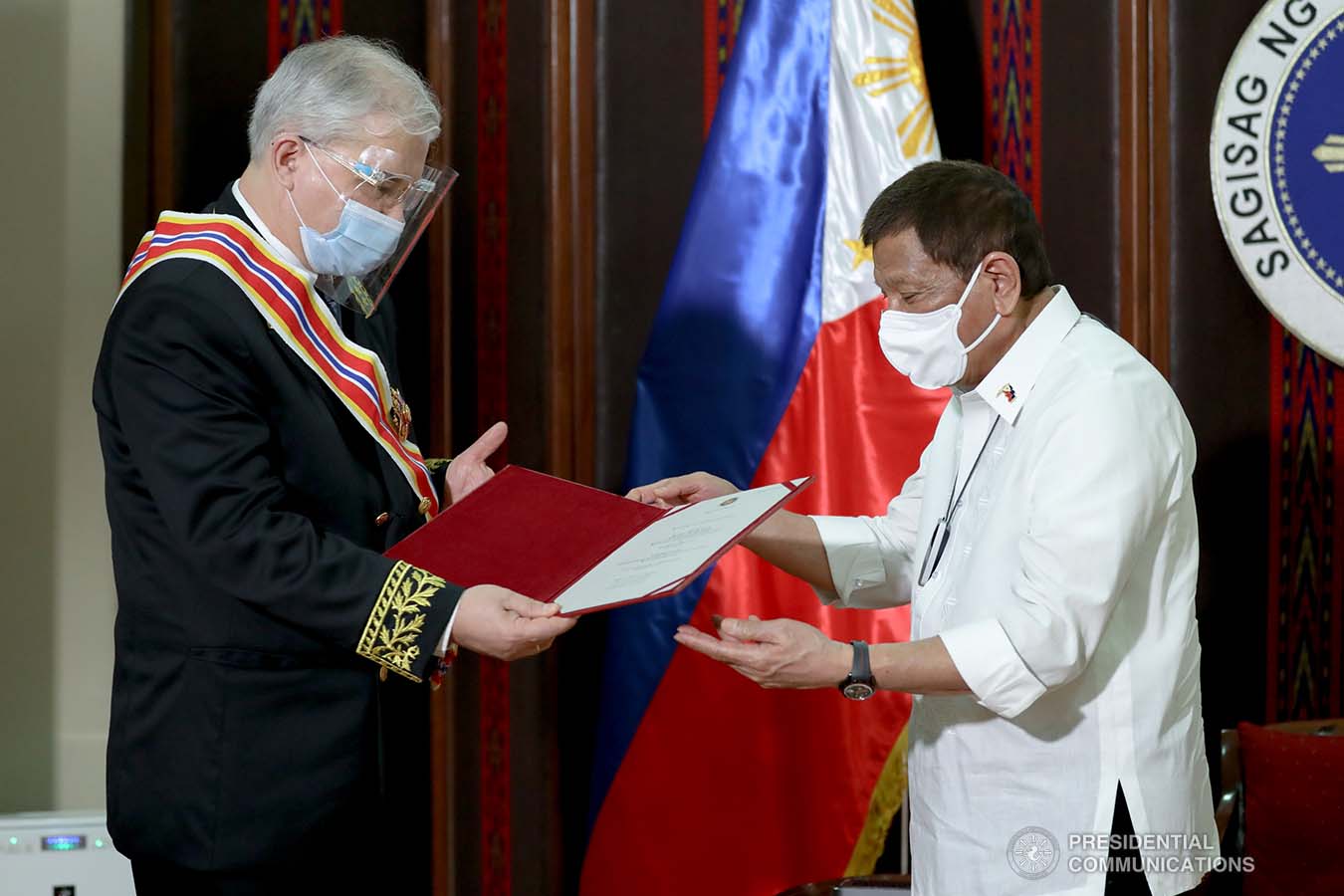 President Rodrigo Roa Duterte confers the Order of Sikatuna on outgoing Ambassador of the Russian Federation to the Philippines Igor Khovaev who paid a farewell call on the President at the Malacañang Golf (Malago) Clubhouse in Malacañang Park, Manila on October 14, 2020. RICHARD MADELO/ PRESIDENTIAL PHOTO