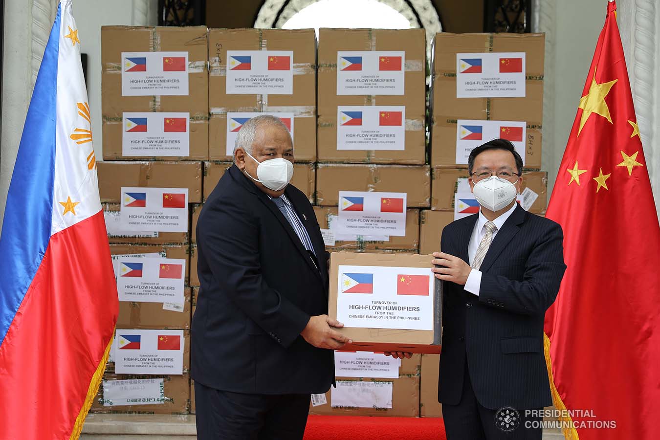 Executive Secretary Salvador Medialdea receives 150 units of High-Flow Nasal Cannula Oxygen Therapy equipment with 300 sets of accessories from Chinese Ambassador to the Philippines Huang Xilian during the ceremonial turnover at the Kalayaan Hall in Malacañan Palace on October 21, 2020. Joining the Executive Secretary are representatives from the Department of Foreign Affairs, Department of Health and Presidential Assistant on Foreign Affairs and Chief of Presidential Protocol Robert E.A. Borje. The humidifiers donated by the Chinese Embassy in the Philippines will help ramp up the capacities of Philippine public hospitals and facilities in providing treatment to COVID-19 patients. The assistance forms part of the Philippines-China partnership in addressing the global challenges brought by the COVID-19 pandemic. ALFRED FRIAS/ PRESIDENTIAL PHOTO
