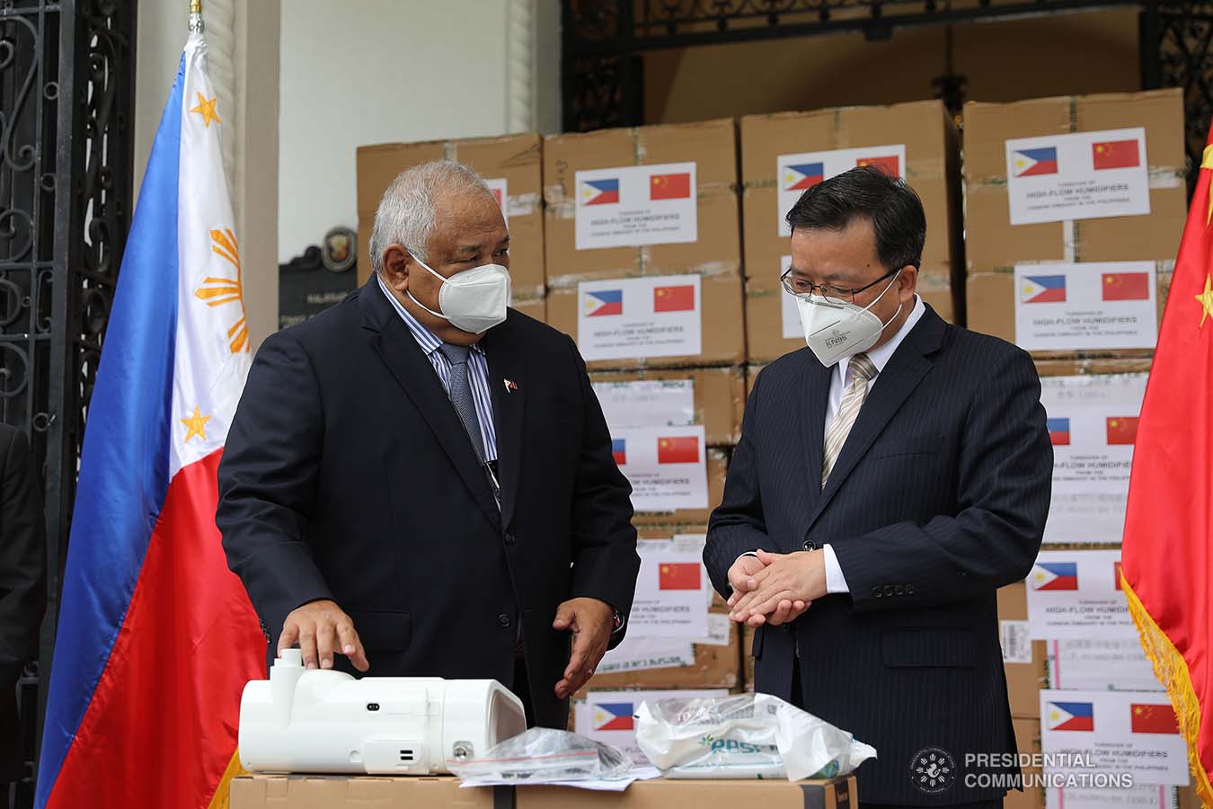 Executive Secretary Salvador Medialdea receives 150 units of High-Flow Nasal Cannula Oxygen Therapy equipment with 300 sets of accessories from Chinese Ambassador to the Philippines Huang Xilian during the ceremonial turnover at the Kalayaan Hall in Malacañan Palace on October 21, 2020. Joining the Executive Secretary are representatives from the Department of Foreign Affairs, Department of Health and Presidential Assistant on Foreign Affairs and Chief of Presidential Protocol Robert E.A. Borje. The humidifiers donated by the Chinese Embassy in the Philippines will help ramp up the capacities of Philippine public hospitals and facilities in providing treatment to COVID-19 patients. The assistance forms part of the Philippines-China partnership in addressing the global challenges brought by the COVID-19 pandemic. ALFRED FRIAS/ PRESIDENTIAL PHOTO