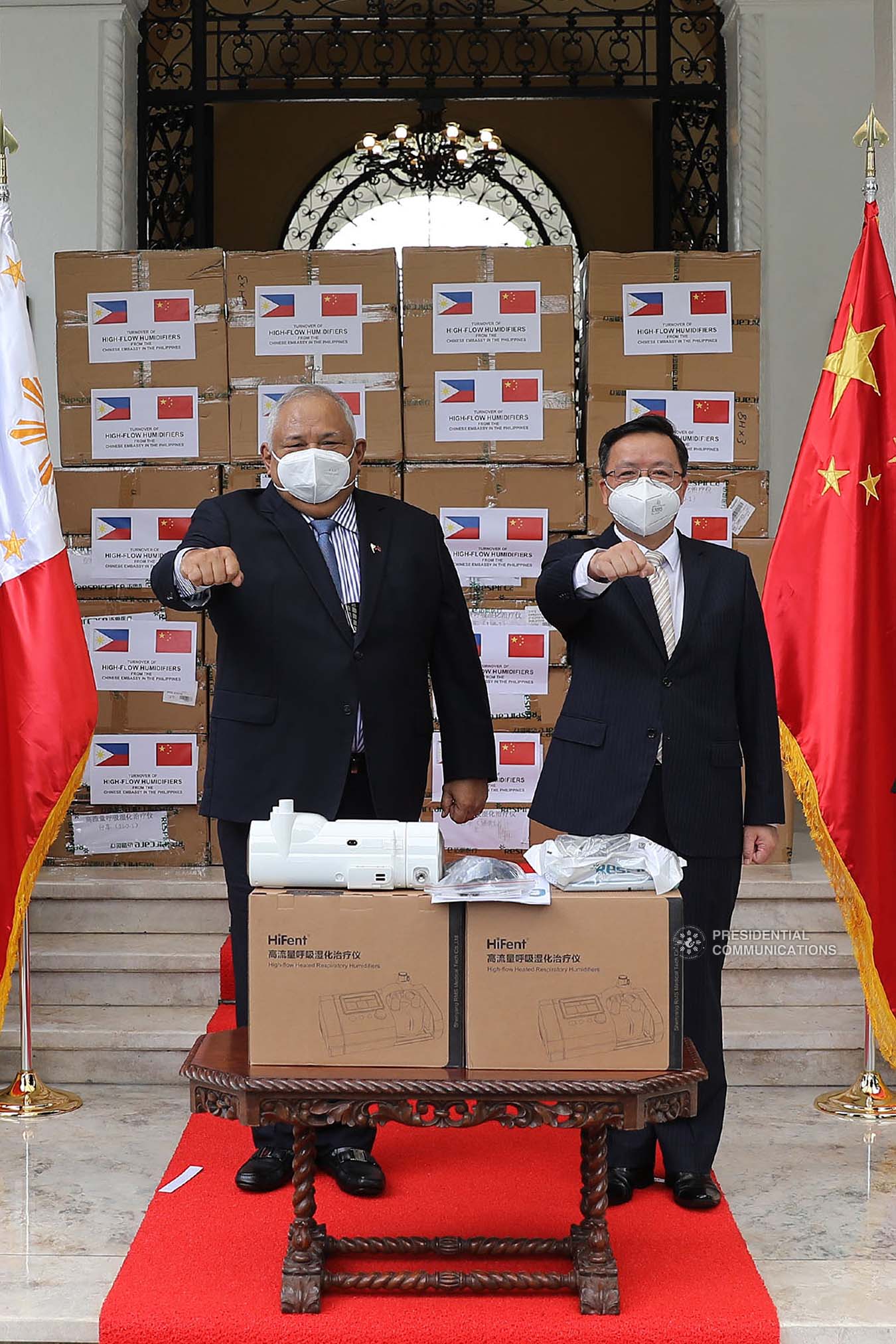 Executive Secretary Salvador Medialdea and Chinese Ambassador to the Philippines Huang Xilian pose for prosperity following the ceremonial turnover of 150 units of High-Flow Nasal Cannula Oxygen Therapy equipment with 300 sets of accessories  at the Kalayaan in Malacañan Palace on October 21, 2020. Joining them are Presidential Assistant on Foreign Affairs and Chief of Presidential Protocol Robert E.A. Borje and representatives from the Department on Foreign Affairs, and the Department of Health. The humidifiers donated by Chinese Embassy in the Philippines will help ramp up the capacities of Philippine public hospitals and facilities in providing treatment to COVID-19 patients. The assistance forms part of the Philippines-China partnership in addressing the global challenges brought by the COVID-19 pandemic. ALFRED FRIAS/ PRESIDENTIAL PHOTO