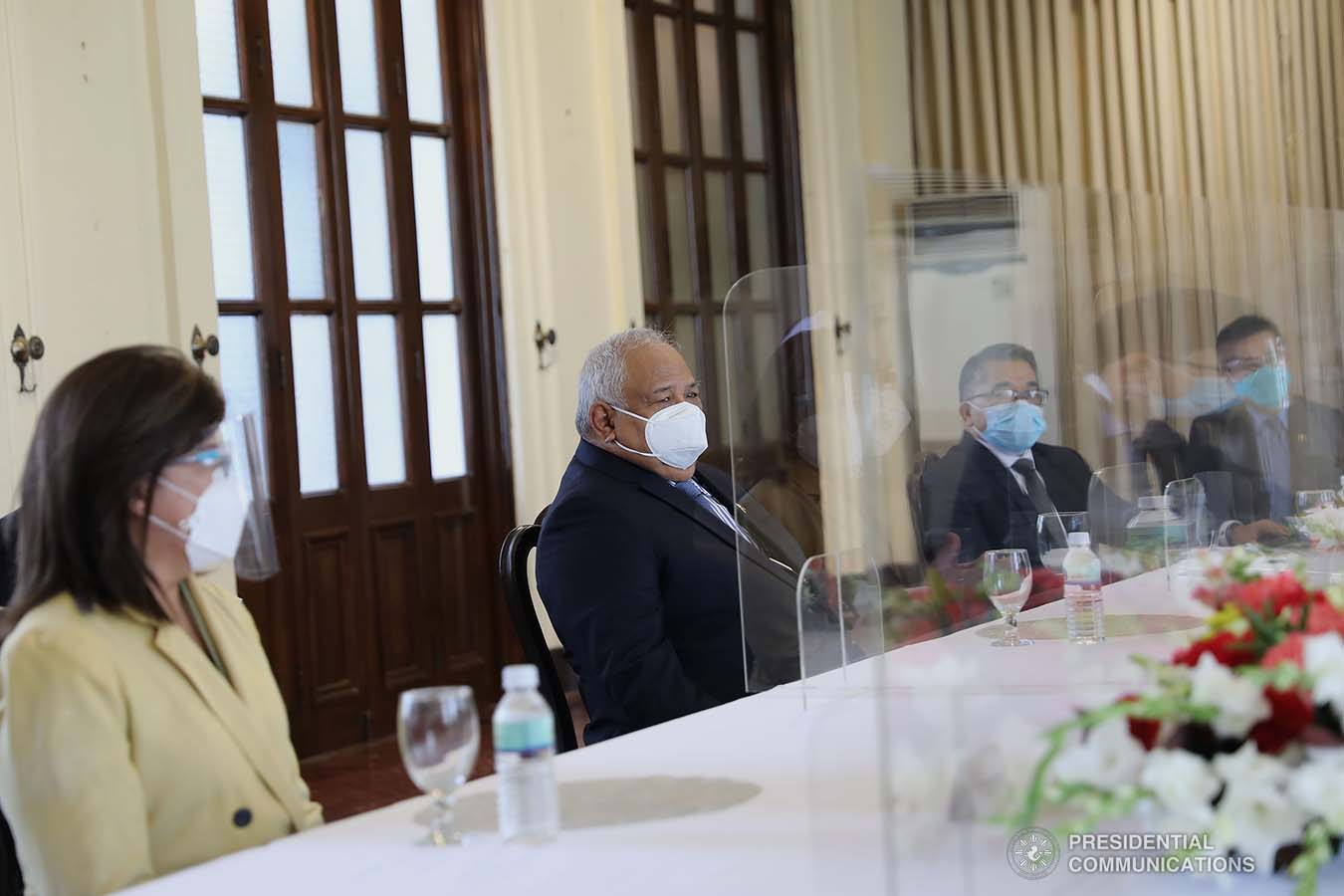 Executive Secretary Salvador Medialdea and Chinese Ambassador to the Philippines Huang Xilian discuss matters prior to the ceremonial turnover of 150 units of High-Flow Nasal Cannula Oxygen Therapy equipment with 300 sets of accessories donated by Chinese Embassy in the Philippines. The turnover of High-Flow Humidifiers held at the Kalayaan Hall in Malacañan Palace on October 21, 2020, will help ramp up the capacities of Philippine public hospitals and facilities in providing treatment to COVID-19 patients. The assistance forms part of the Philippines-China partnership in addressing the global challenges brought by the COVID-19 pandemic.ALFRED FRIAS/ PRESIDENTIAL PHOTO
