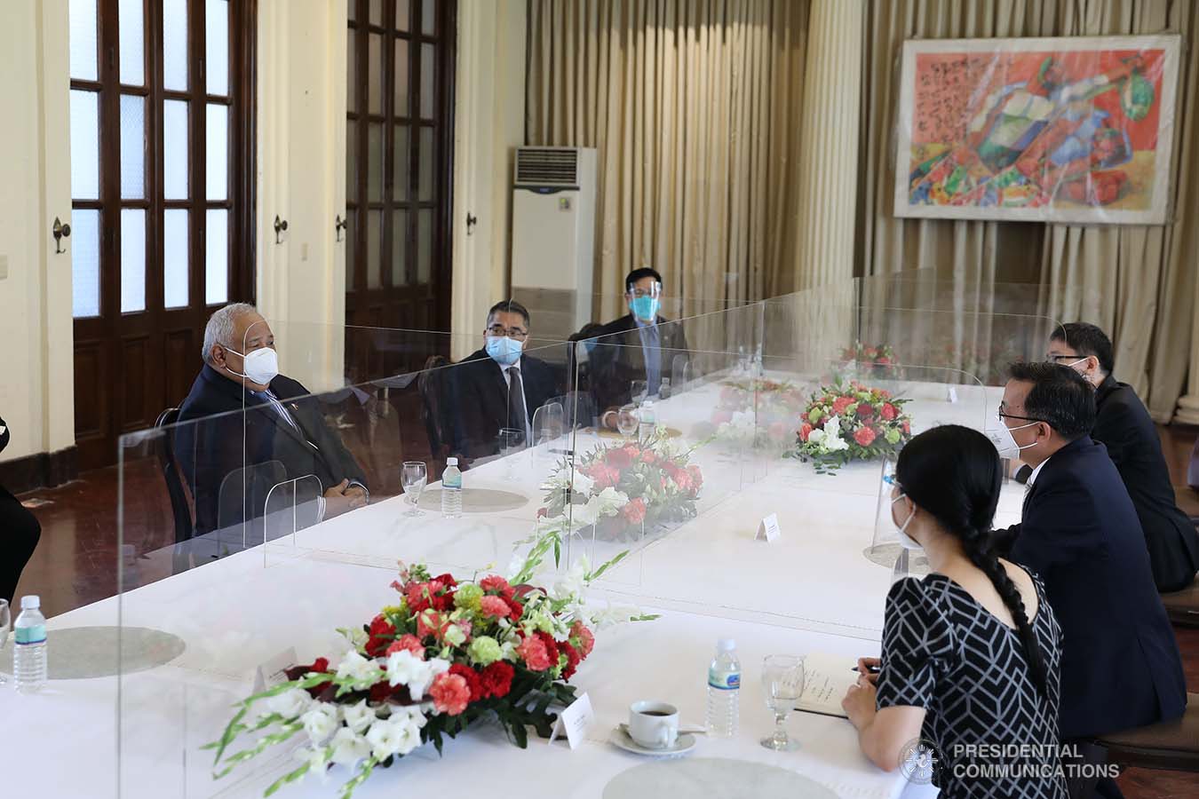 Executive Secretary Salvador Medialdea and Chinese Ambassador to the Philippines Huang Xilian discuss matters prior to the ceremonial turnover of 150 units of High-Flow Nasal Cannula Oxygen Therapy equipment with 300 sets of accessories donated by Chinese Embassy in the Philippines. The turnover of High-Flow Humidifiers held at the Kalayaan Hall in Malacañan Palace on October 21, 2020, will help ramp up the capacities of Philippine public hospitals and facilities in providing treatment to COVID-19 patients. The assistance forms part of the Philippines-China partnership in addressing the global challenges brought by the COVID-19 pandemic.ALFRED FRIAS/ PRESIDENTIAL PHOTO