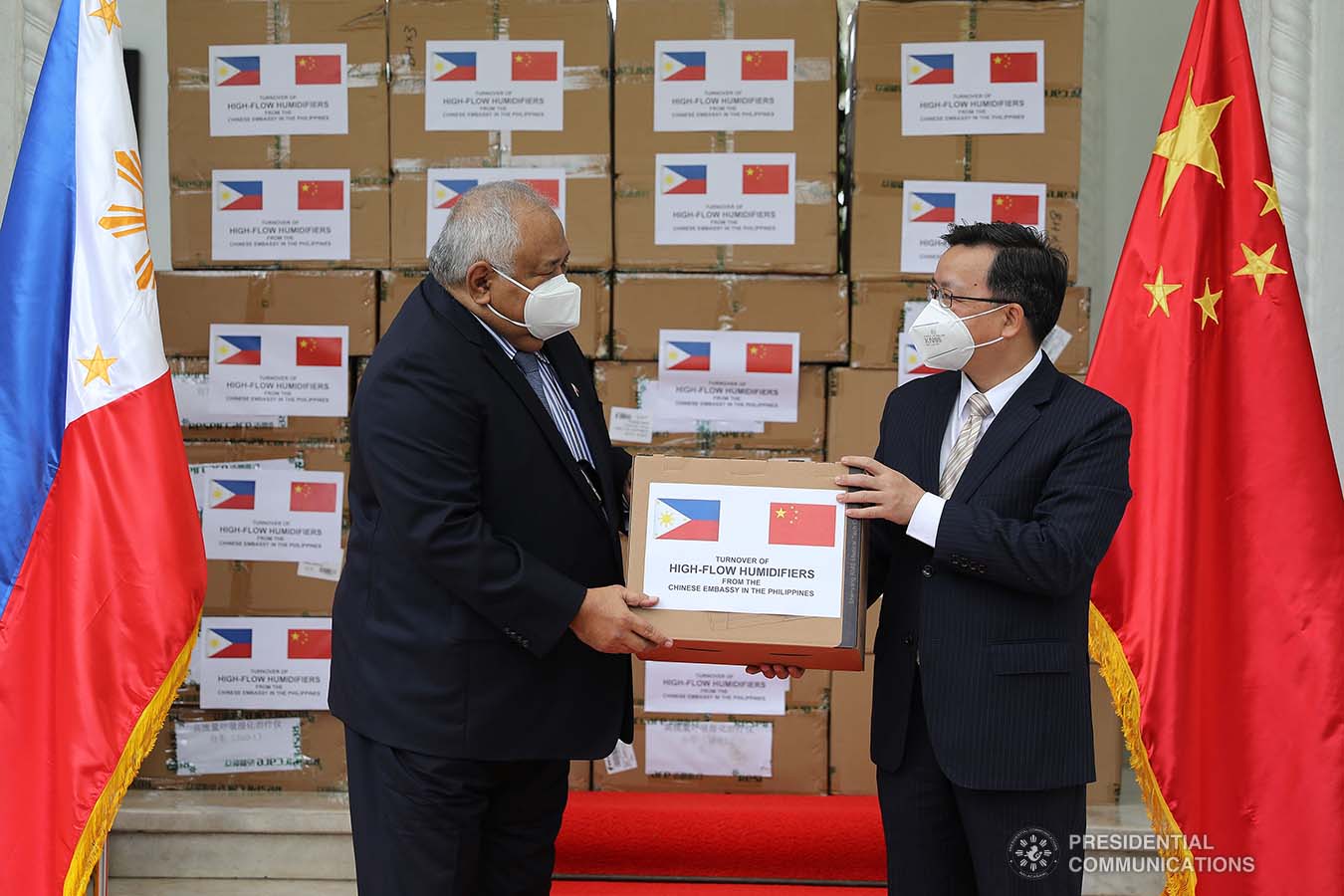 Executive Secretary Salvador Medialdea receives 150 units of High-Flow Nasal Cannula Oxygen Therapy equipment with 300 sets of accessories from Chinese Ambassador to the Philippines Huang Xilian during the ceremonial turnover at the Kalayaan Hall in Malacañan Palace on October 21, 2020. Joining the Executive Secretary are representatives from the Department of Foreign Affairs, Department of Health and Presidential Assistant on Foreign Affairs and Chief of Presidential Protocol Robert E.A. Borje. The humidifiers donated by the Chinese Embassy in the Philippines will help ramp up the capacities of Philippine public hospitals and facilities in providing treatment to COVID-19 patients. The assistance forms part of the Philippines-China partnership in addressing the global challenges brought by the COVID-19 pandemic. ALFRED FRIAS/ PRESIDENTIAL PHOTO