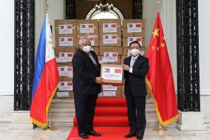 Executive Secretary Salvador Medialdea receives 150 units of High-Flow Nasal Cannula Oxygen Therapy equipment with 300 sets of accessories from Chinese Ambassador to the Philippines Huang Xilian during the ceremonial turnover at the Kalayaan Hall in Malacañan Palace on October 21, 2020. Joining the Executive Secretary are representatives from the Department of Foreign Affairs, Department of Health and Presidential Assistant on Foreign Affairs and Chief of Presidential Protocol Robert E.A. Borje. The humidifiers donated by the Chinese Embassy in the Philippines will help ramp up the capacities of Philippine public hospitals and facilities in providing treatment to COVID-19 patients. The assistance forms part of the Philippines-China partnership in addressing the global challenges brought by the COVID-19 pandemic. ALFRED FRIAS/ PRESIDENTIAL PHOTO