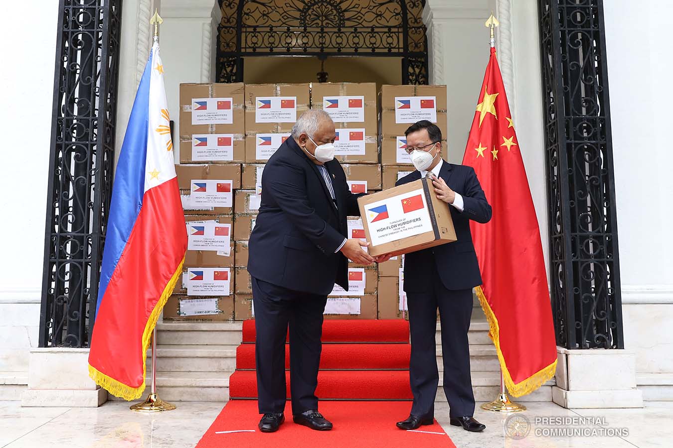 Executive Secretary Salvador Medialdea receives 150 units of High-Flow Nasal Cannula Oxygen Therapy equipment with 300 sets of accessories from Chinese Ambassador to the Philippines Huang Xilian during the ceremonial turnover at the Kalayaan Hall in Malacañan Palace on October 21, 2020. Joining the Executive Secretary are representatives from the Department of Foreign Affairs, Department of Health and Presidential Assistant on Foreign Affairs and Chief of Presidential Protocol Robert E.A. Borje. The humidifiers donated by the Chinese Embassy in the Philippines will help ramp up the capacities of Philippine public hospitals and facilities in providing treatment to COVID-19 patients. The assistance forms part of the Philippines-China partnership in addressing the global challenges brought by the COVID-19 pandemic. VALERIE ESCALERA/ PRESIDENTIAL PHOTO