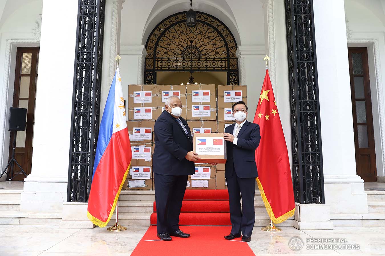 Executive Secretary Salvador Medialdea receives 150 units of High-Flow Nasal Cannula Oxygen Therapy equipment with 300 sets of accessories from Chinese Ambassador to the Philippines Huang Xilian during the ceremonial turnover at the Kalayaan Hall in Malacañan Palace on October 21, 2020. Joining the Executive Secretary are representatives from the Department of Foreign Affairs, Department of Health and Presidential Assistant on Foreign Affairs and Chief of Presidential Protocol Robert E.A. Borje. The humidifiers donated by the Chinese Embassy in the Philippines will help ramp up the capacities of Philippine public hospitals and facilities in providing treatment to COVID-19 patients. The assistance forms part of the Philippines-China partnership in addressing the global challenges brought by the COVID-19 pandemic. VALERIE ESCALERA/ PRESIDENTIAL PHOTO