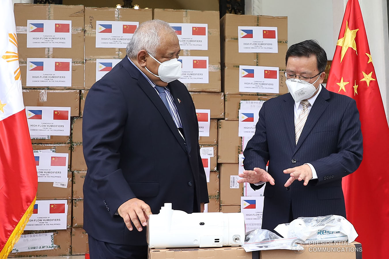 Executive Secretary Salvador Medialdea receives 150 units of High-Flow Nasal Cannula Oxygen Therapy equipment with 300 sets of accessories from Chinese Ambassador to the Philippines Huang Xilian during the ceremonial turnover at the Kalayaan Hall in Malacañan Palace on October 21, 2020. Joining the Executive Secretary are representatives from the Department of Foreign Affairs, Department of Health and Presidential Assistant on Foreign Affairs and Chief of Presidential Protocol Robert E.A. Borje. The humidifiers donated by the Chinese Embassy in the Philippines will help ramp up the capacities of Philippine public hospitals and facilities in providing treatment to COVID-19 patients. The assistance forms part of the Philippines-China partnership in addressing the global challenges brought by the COVID-19 pandemic. VALERIE ESCALERA/ PRESIDENTIAL PHOTO
