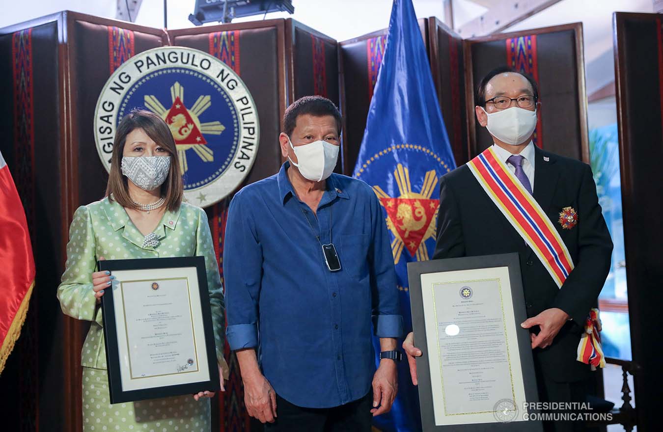 President Rodrigo Roa Duterte poses for a photo with outgoing Ambassador of Japan to the Philippines Koji Haneda and his wife, Madame Ihoko. The President conferred the Order of Sikatuna with the rank of Datu on the Japanese Ambassador who paid a farewell call on the President at the Malacañang Golf (Malago) Clubhouse in Malacañang Park, Manila on November 10, 2020. ALFRED FRIAS/PRESIDENTIAL PHOTO