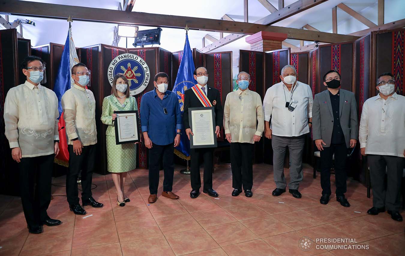 President Rodrigo Roa Duterte poses for a photo with outgoing Ambassador of Japan to the Philippines Koji Haneda and his wife, Madame Ihoko. The President conferred the Order of Sikatuna with the rank of Datu on the Japanese Ambassador who paid a farewell call on the President at the Malacañang Golf (Malago) Clubhouse in Malacañang Park, Manila on November 10, 2020. Joining them are Executive Salvador Medialdea, Foreign Secretary Teodoro Locsin Jr., Senator Christopher Lawrence Go, Foreign Affairs Assistant secretary Meynardo Montealegre, Deputy Chief of Mission Yasushi Yamamoto, Third Secretary Akemi Koyano, and Second Secretary Kawashima Kosuke. ALFRED FRIAS/PRESIDENTIAL PHOTO