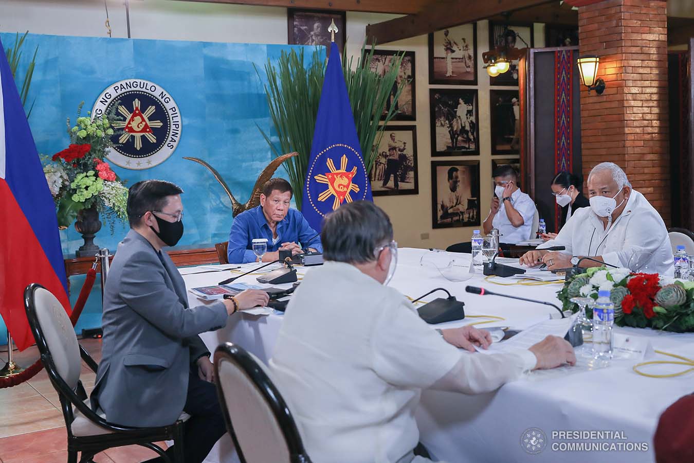 President Rodrigo Roa Duterte convenes members of his cabinet and Senator Christopher Lawrence Go to discuss various updates at the Malacañang Golf (Malago) Clubhouse on November 10, 2020. Joining the meeting are Executive Secretary Salvador Medialdea, Justice Secretary Menardo Guevarra, Finance Secretary Carlos Dominguez III, Labor and Employment Secretary Silvestre Bello III, Trade and Industry Secretary Ramon Lopez, Social Welfare Secretary Rolando Joselito Bautista, Transportation Secretary Arthur Tugade, and Spokesperson Herminio Harry Roque Jr. ALFRED FRIAS/ PRESIDENTIAL PHOTO