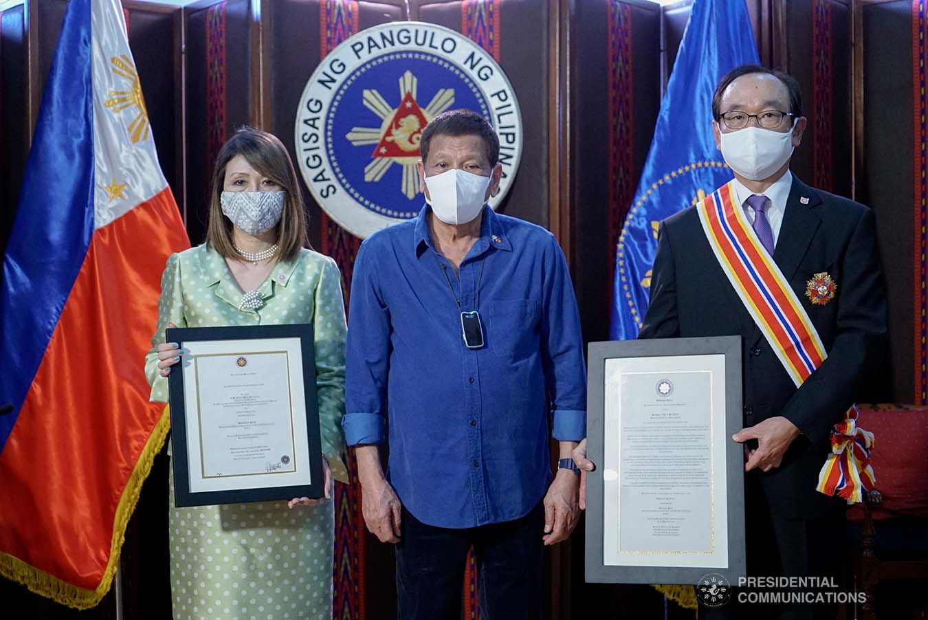President Rodrigo Roa Duterte poses for a photo with outgoing Ambassador of Japan to the Philippines Koji Haneda and his wife, Madame Ihoko. The President conferred the Order of Sikatuna with the rank of Datu on the Japanese Ambassador who paid a farewell call on the President at the Malacañang Golf (Malago) Clubhouse in Malacañang Park, Manila on November 10, 2020.  KING RODRIGUEZ/PRESIDENTIAL PHOTO