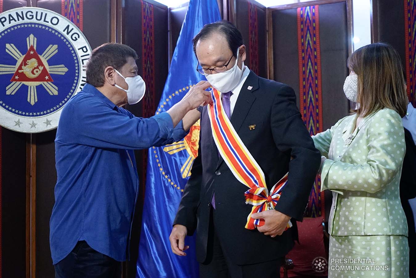 President Rodrigo Roa Duterte confers the Order of Sikatuna with the rank of Datu on outgoing Ambassador of Japan to the Philippines Koji Haneda who paid a farewell call on the President at the Malacañang Golf (Malago) Clubhouse in Malacañang Park, Manila on November 10, 2020. KING RODRIGUEZ/PRESIDENTIAL PHOTO