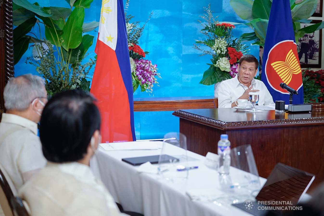 President Rodrigo Roa Duterte discusses matters with some members of the Cabinet who attended the virtual 15th EAST ASIA Summit at the Malacañang Golf (Malago) Clubhouse in Malacañang Park, Manila on November 14, 2020. KING RODRIGUEZ/ PRESIDENTIAL PHOTO