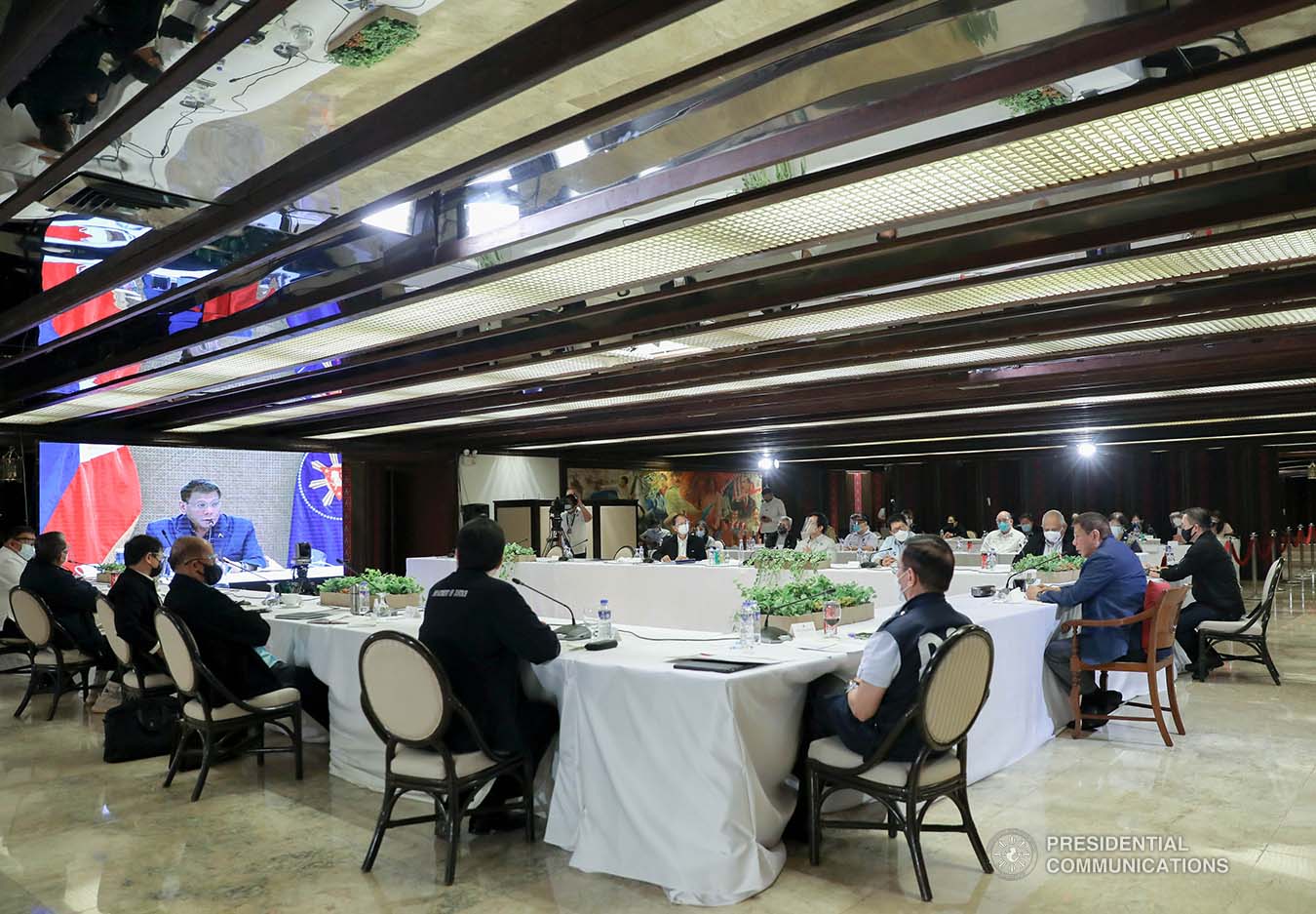 President Rodrigo Roa Duterte went back to Manila a day after Christmas to meet selected members of his Cabinet along with infectious disease experts. The emergency meeting, held in Malacañang Palace on December 26,2020, was convened to discuss the emerging fast-spreading new variant of Coronavirus (Covid-19) disease found in the United Kingdom. ALFRED FRIAS/ PRESIDENTIAL PHOTO