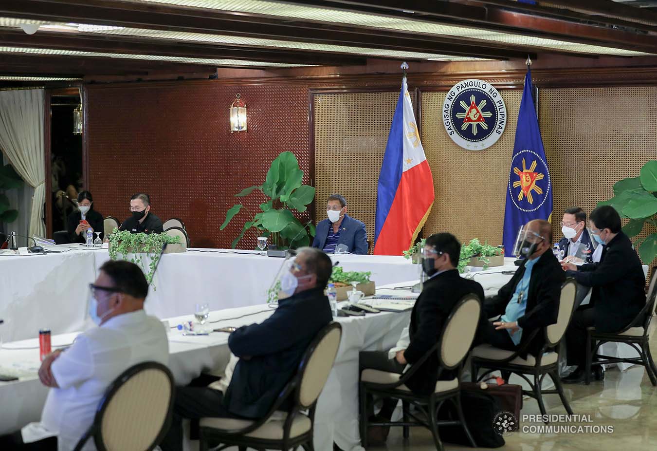 President Rodrigo Roa Duterte went back to Manila a day after Christmas to meet selected members of his Cabinet along with infectious disease experts. The emergency meeting, held in Malacañang Palace on December 26,2020, was convened to discuss the emerging fast-spreading new variant of Coronavirus (Covid-19) disease found in the United Kingdom. ALFRED FRIAS/ PRESIDENTIAL PHOTO