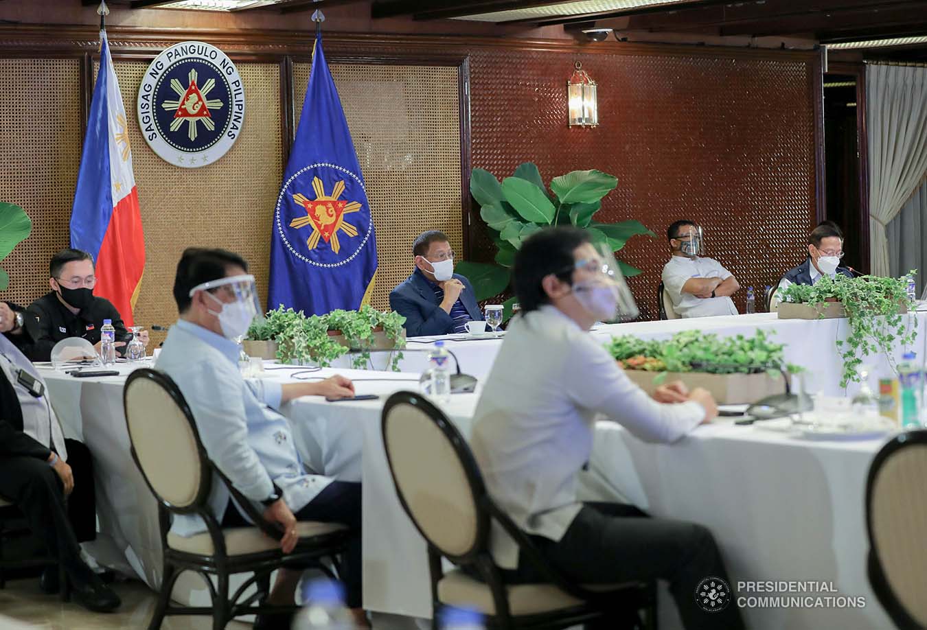President Rodrigo Roa Duterte went back to Manila a day after Christmas to meet selected members of his Cabinet along with infectious disease experts. The emergency meeting, held in Malacañang Palace on December 26,2020, was convened to discuss the emerging fast-spreading new variant of Coronavirus (Covid-19) disease found in the United Kingdom. ALFRED FRIAS/ PRESIDENTIAL PHOTO