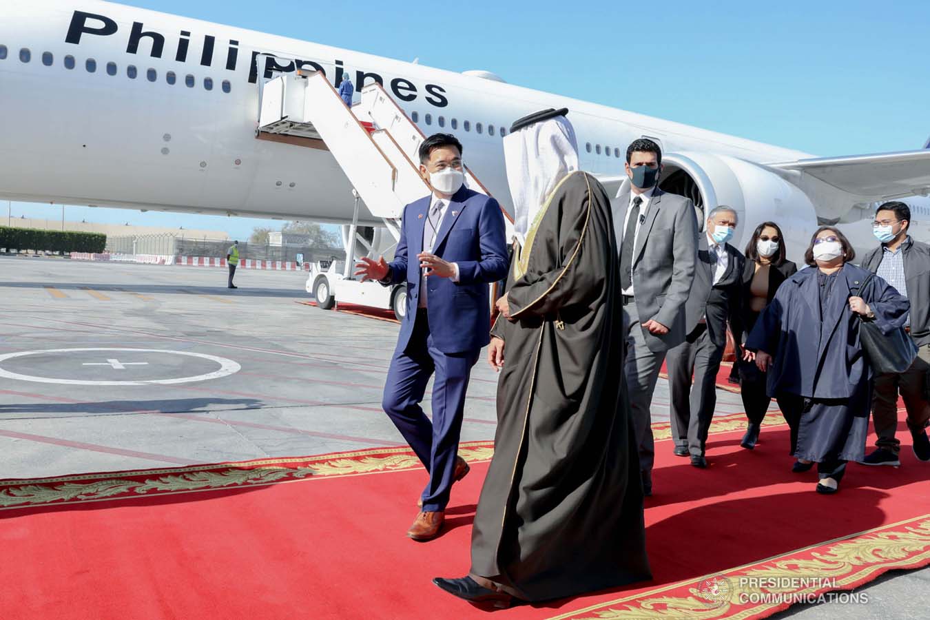 WARM WELCOME. Kingdom of Bahrain Assistant Foreign Minister Abdulla bin Faisal bin Jabur Al Doseri warmly welcomed the 14-man delegation of the Philippines led by the Chief of Presidential Protocol and Presidential Assistant on Foreign Affairs (PAFA) Robert E.A. Borje at the Bahrain International Airport on December 28, 2020. Joining the Philippine delegation are Foreign Affairs Undersecretary for Migrant Workers’ Affairs Sarah Arriola and Presidential Communications Assistant Secretary for Global Media and Public Affairs JV Arcena. During the meeting of the two officials, Special Envoy Borje conveyed President Rodrigo Roa Duterte’s gratitude for the “solid partnership” in upholding the rights and welfare of migrant workers that has “transformed the lives of many for the better’ and expressed the President’s keen interest in broadening and deepening cooperation with Bahrain in areas of mutual interest, including in trade and investments, education, ICT, agriculture and public health, including diagnostics, management and treatment of COVID-19. President Duterte has designated PAFA Borje as Special Envoy for the goodwill mission for a series of intergovernmental meetings with officials of the Kingdom and to undertake Assistance-to-Nationals (ATN) and repatriation programs. Kalinga at Malasakit for Overseas Filipino Workers remain a focus area under the Duterte Administration. This is PAFA Borje’s second designation as Special Envoy to the Kingdom of Bahrain. President Duterte previously appointed PAFA Borje as Special Envoy to Bahrain, Kingdom of Saudi Arabia and Tunisia in 2019. PRESIDENTIAL PHOTO