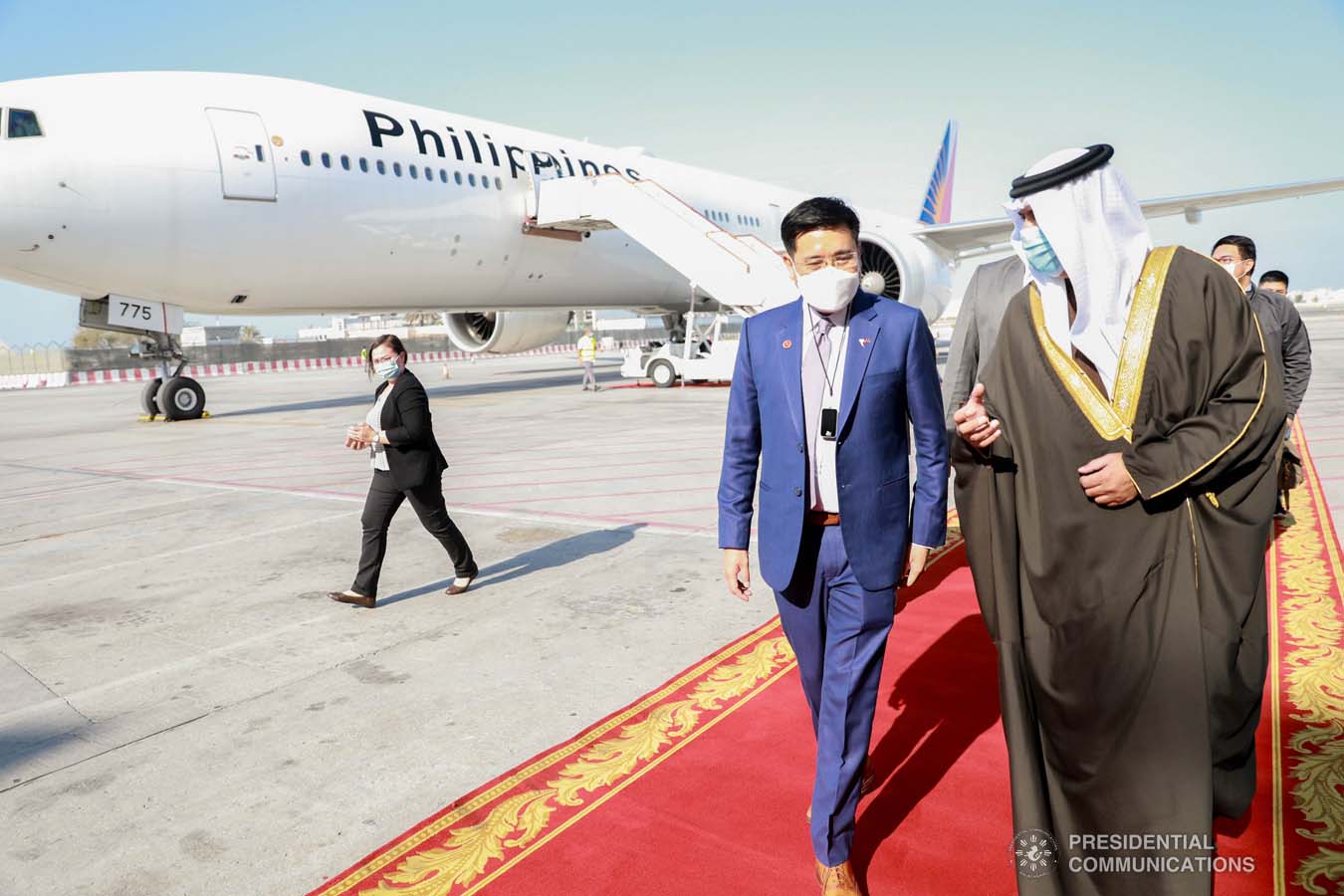 WARM WELCOME. Kingdom of Bahrain Assistant Foreign Minister Abdulla bin Faisal bin Jabur Al Doseri warmly welcomed the 14-man delegation of the Philippines led by the Chief of Presidential Protocol and Presidential Assistant on Foreign Affairs (PAFA) Robert E.A. Borje at the Bahrain International Airport on December 28, 2020. Joining the Philippine delegation are Foreign Affairs Undersecretary for Migrant Workers’ Affairs Sarah Arriola and Presidential Communications Assistant Secretary for Global Media and Public Affairs JV Arcena. During the meeting of the two officials, Special Envoy Borje conveyed President Rodrigo Roa Duterte’s gratitude for the “solid partnership” in upholding the rights and welfare of migrant workers that has “transformed the lives of many for the better’ and expressed the President’s keen interest in broadening and deepening cooperation with Bahrain in areas of mutual interest, including in trade and investments, education, ICT, agriculture and public health, including diagnostics, management and treatment of COVID-19. President Duterte has designated PAFA Borje as Special Envoy for the goodwill mission for a series of intergovernmental meetings with officials of the Kingdom and to undertake Assistance-to-Nationals (ATN) and repatriation programs. Kalinga at Malasakit for Overseas Filipino Workers remain a focus area under the Duterte Administration. This is PAFA Borje’s second designation as Special Envoy to the Kingdom of Bahrain. President Duterte previously appointed PAFA Borje as Special Envoy to Bahrain, Kingdom of Saudi Arabia and Tunisia in 2019. PRESIDENTIAL PHOTO