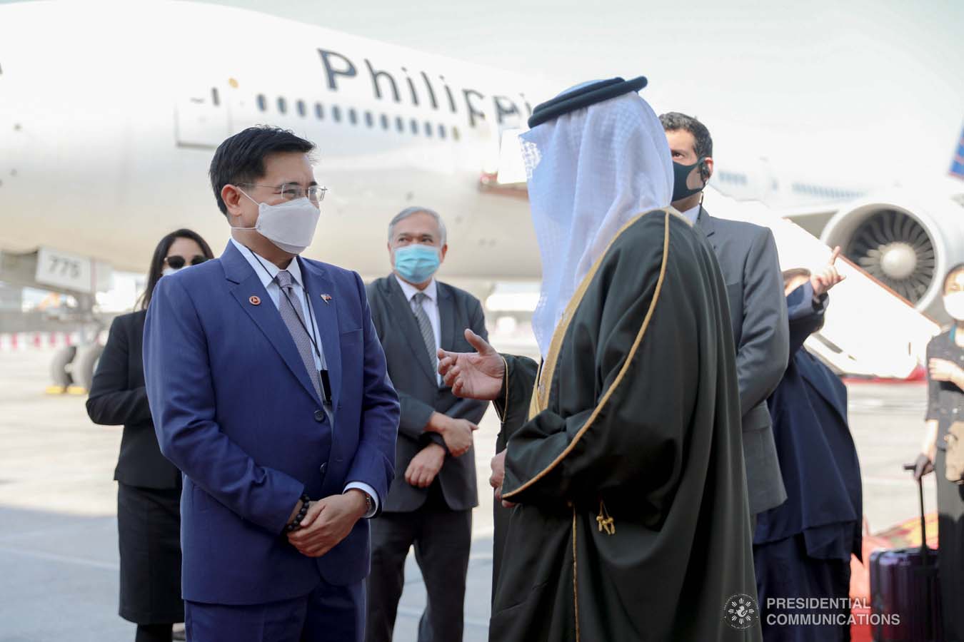 WARM WELCOME. Kingdom of Bahrain Assistant Foreign Minister Abdulla bin Faisal bin Jabur Al Doseri warmly welcomed the 14-man delegation of the Philippines led by the Chief of Presidential Protocol and Presidential Assistant on Foreign Affairs (PAFA) Robert E.A. Borje at the Bahrain International Airport on December 28, 2020. Joining the Philippine delegation are Foreign Affairs Undersecretary for Migrant Workers’ Affairs Sarah Arriola and Presidential Communications Assistant Secretary for Global Media and Public Affairs JV Arcena. During the meeting of the two officials, Special Envoy Borje conveyed President Rodrigo Roa Duterte’s gratitude for the “solid partnership” in upholding the rights and welfare of migrant workers that has “transformed the lives of many for the better’ and expressed the President’s keen interest in broadening and deepening cooperation with Bahrain in areas of mutual interest, including in trade and investments, education, ICT, agriculture and public health, including diagnostics, management and treatment of COVID-19. President Duterte has designated PAFA Borje as Special Envoy for the goodwill mission for a series of intergovernmental meetings with officials of the Kingdom and to undertake Assistance-to-Nationals (ATN) and repatriation programs. Kalinga at Malasakit for Overseas Filipino Workers remain a focus area under the Duterte Administration. This is PAFA Borje’s second designation as Special Envoy to the Kingdom of Bahrain. President Duterte previously appointed PAFA Borje as Special Envoy to Bahrain, Kingdom of Saudi Arabia and Tunisia in 2019. PRESIDENTIAL PHOTO