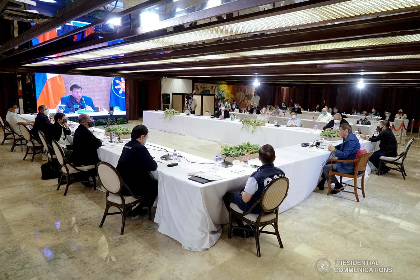 President Rodrigo Roa Duterte went back to Manila a day after Christmas to meet selected members of his Cabinet along with infectious disease experts. The emergency meeting, held in Malacañang Palace on December 26,2020, was convened to discuss the emerging fast-spreading new variant of Coronavirus (Covid-19) disease found in the United Kingdom. KING RODRIGUEZ/ PRESIDENTIAL PHOTO