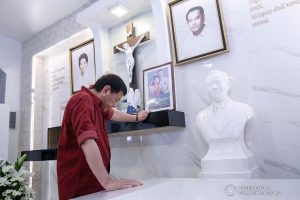 President Rodrigo Roa Duterte, before heading to Manila, visits the resting place of his parents, Vicente Duterte, the former governor of then undivided Davao Province, and Soledad Duterte, one of Davao’s respected civic leaders, at the Roman Catholic Cemetery in Davao City on February 21, 2021. The President consistently visits his departed loved ones even when he was still mayor of Davao City. ALBERTO ALCAIN/ PRESIDENTIAL PHOTO