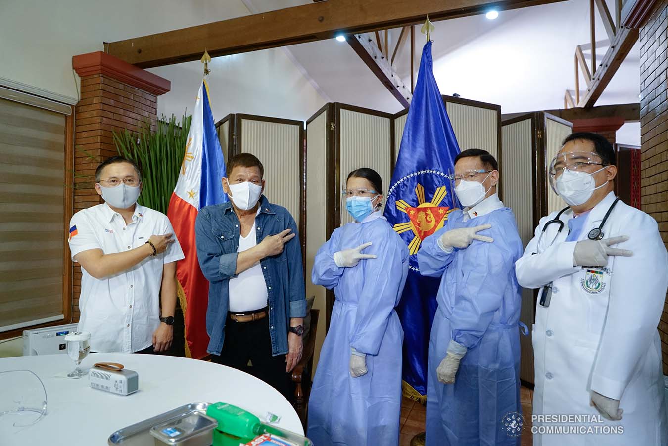 President Rodrigo Roa Duterte gestures a Covid-19 jab sign as he poses with Senator Christopher Lawrence Go, Health Secretary Francisco Duque III, and medical practitioners following his vaccination at the Malacañang Golf (Malago) Clubhouse in Malacañang Park, Manila on May 3, 2021. KING RODRIGUEZ/ PRESIDENTIAL PHOTO