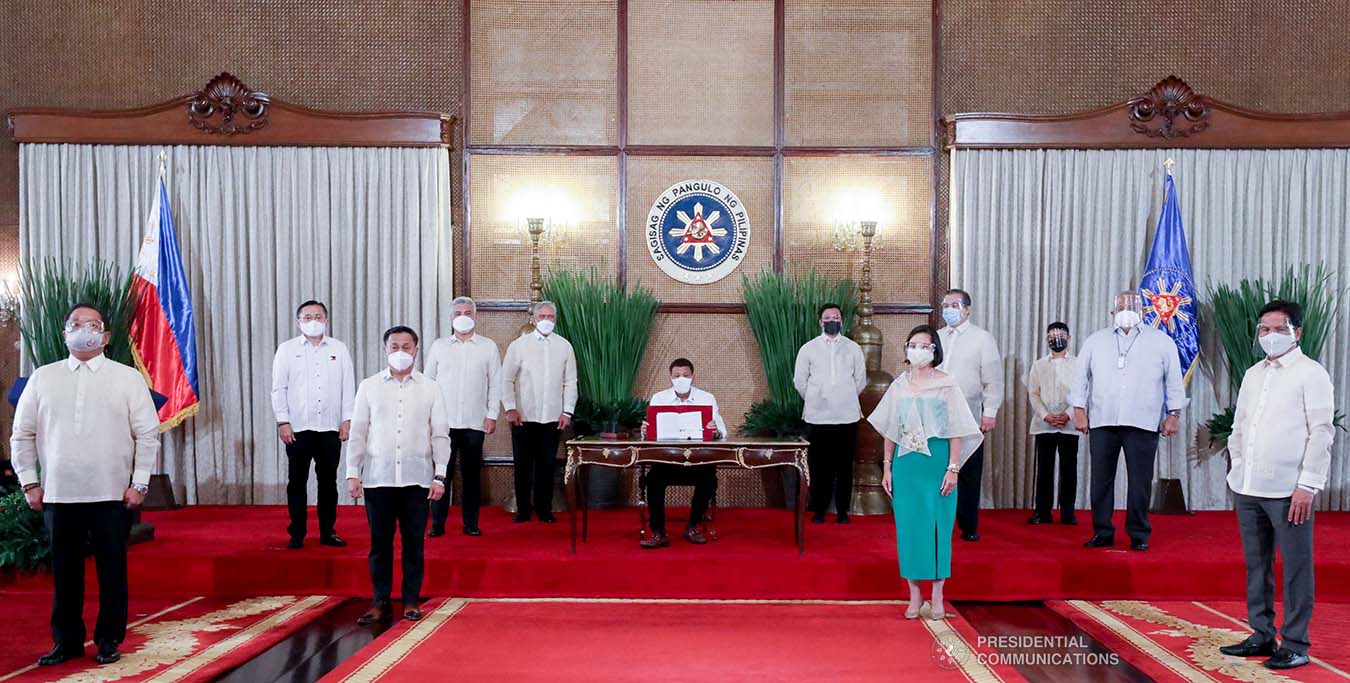 President Rodrigo Roa Duterte leads the re-enactment of the signing of the Republic Act No. 11544, or An Act Converting the Municipality of Calaca in the Province of Batangas Into a Component City To Be Known as the City of Calaca (Signed on May 26, 2021) during the ceremony at the Malacañang Palace on June 16, 2021. Witnessing the ceremonial signing are (left to right) Calaca Mayor Sofronio Ona, Sen. Francis Tolentino, Senate Majority Floor Leader Juan Miguel Zubiri, Senate President Vicente Sotto III, House Speaker Rep. Lord Allan Jay Velasco, Rep. Elenita Buhain, House Majority Floor Leader Ferdinand Martin Romualdez, and Rep. Noel Villanueva. TOTO LOZANO/ PRESIDENTIAL PHOTO