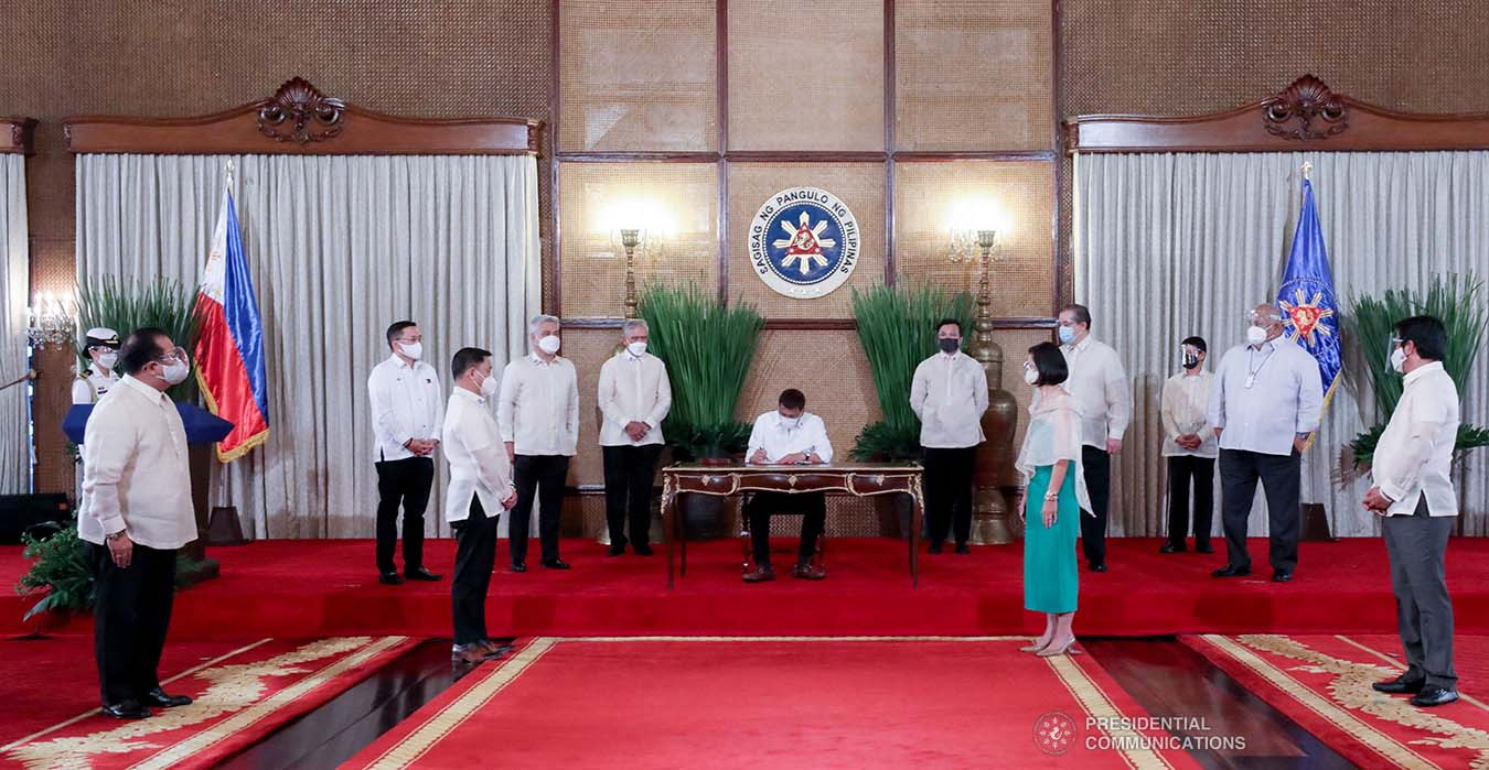 President Rodrigo Roa Duterte leads the re-enactment of the signing of the Republic Act No. 11544, or An Act Converting the Municipality of Calaca in the Province of Batangas Into a Component City To Be Known as the City of Calaca (Signed on May 26, 2021) during the ceremony at the Malacañang Palace on June 16, 2021. Witnessing the ceremonial signing are (left to right) Calaca Mayor Sofronio Ona, Sen. Francis Tolentino, Senate Majority Floor Leader Juan Miguel Zubiri, Senate President Vicente Sotto III, House Speaker Rep. Lord Allan Jay Velasco, Rep. Elenita Buhain, House Majority Floor Leader Ferdinand Martin Romualdez, and Rep. Noel Villanueva. TOTO LOZANO/ PRESIDENTIAL PHOTO
