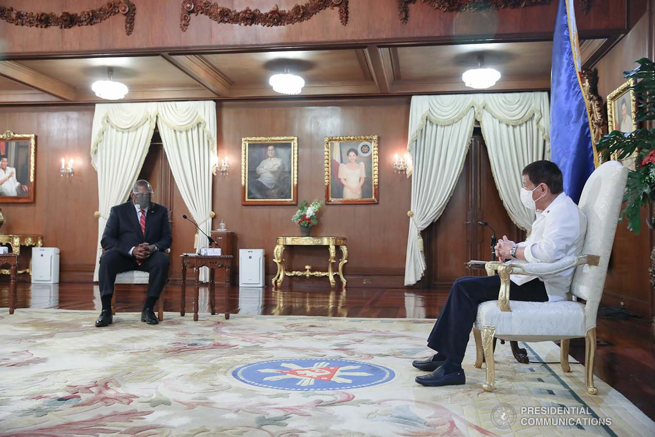 President Rodrigo Roa Duterte discusses matters with US Secretary of Defense Lloyd Austin III during a courtesy call on the President at the Malacañang Palace on July 29, 2021. ROBINSON NIÑAL/ PRESIDENTIAL PHOTO