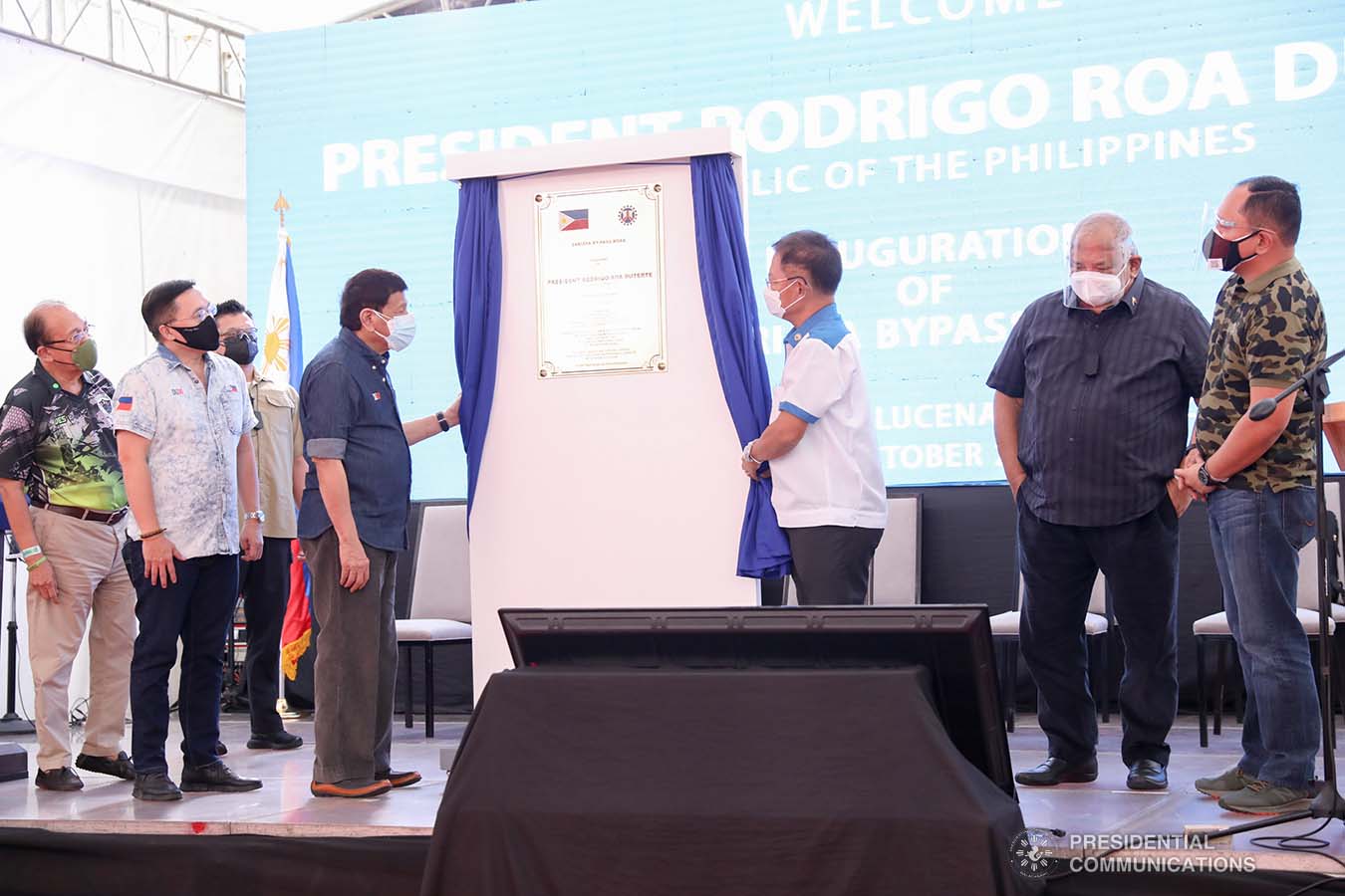 President Rodrigo Roa Duterte unveils the project marker, to signify the inauguration of the 7.42-kilometer Sariaya Bypass Road in Barangay Isabang, Lucena City, Quezon on October 21, 2021. With the President are (from left) Quezon Governor Danilo Suarez, Senator Christopher Lawrence Go, Public Works and Highways Acting Secretary Roger Mercado, Executive Secretary Salvador Medialdea, and Quezon District 2 Representative David Suarez. SIMEON CELI/ PRESIDENTIAL PHOTO