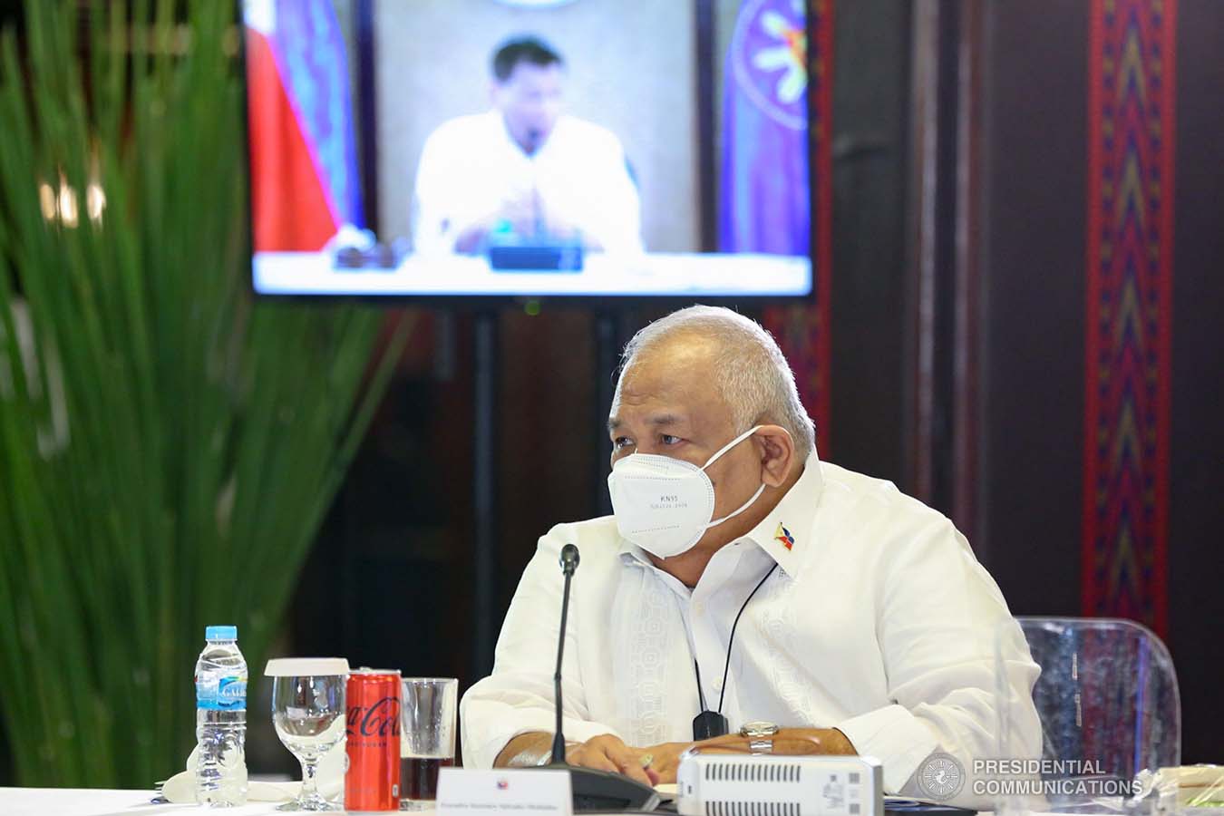Executive Secretary Salvador Medialdea listens as President Rodrigo Roa Duterte presides over a meeting with the Inter-Agency Task Force on the Emerging Infectious Diseases (IATF-EID) core members at the Malacañan Palace on January 6, 2022. ALBERTO ALCAIN/ PRESIDENTIAL PHOTO