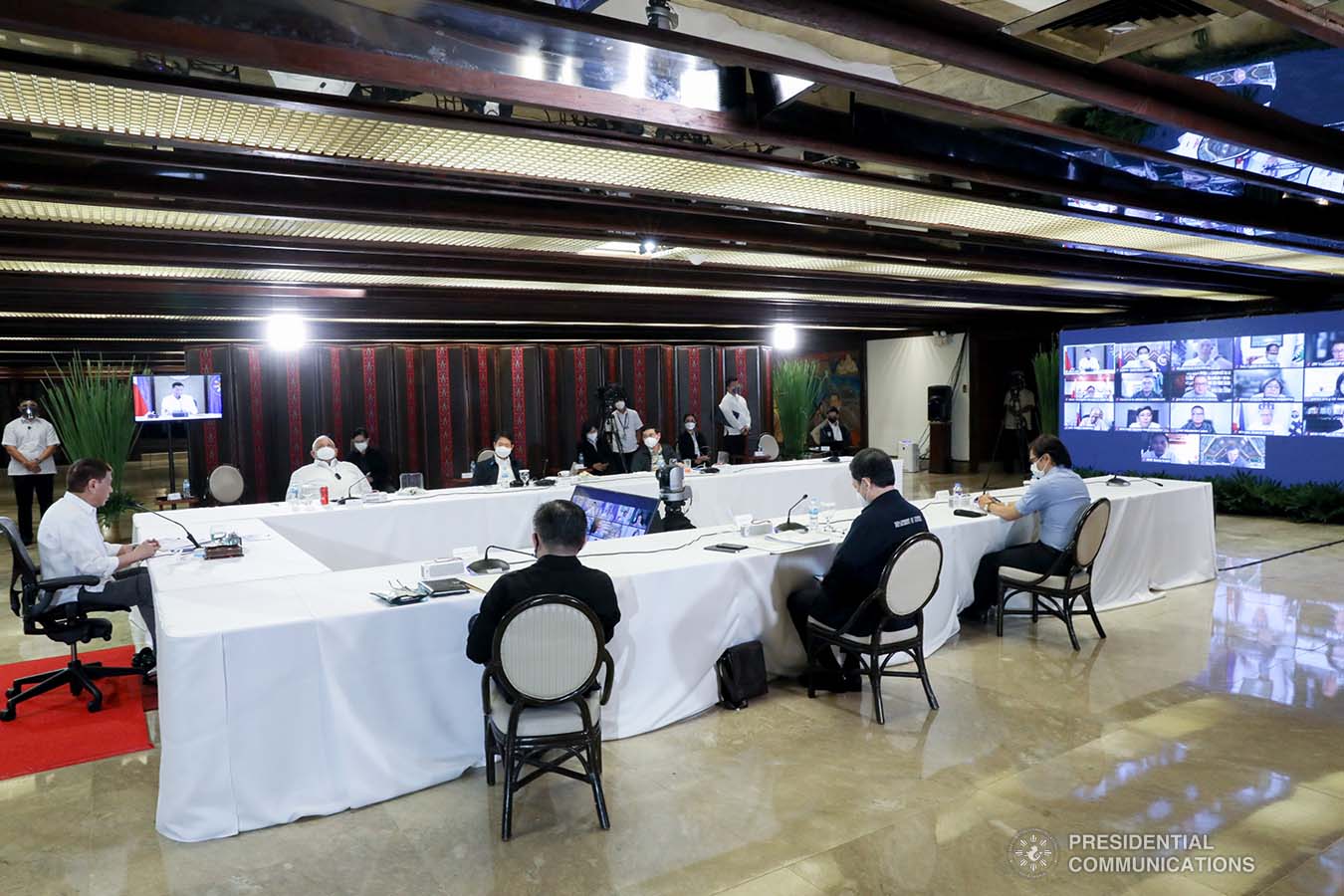 President Rodrigo Roa Duterte presides over a meeting with the Inter-Agency Task Force on the Emerging Infectious Diseases (IATF-EID) core members at the Malacañan Palace on January 6, 2022. ALBERTO ALCAIN/ PRESIDENTIAL PHOTO
