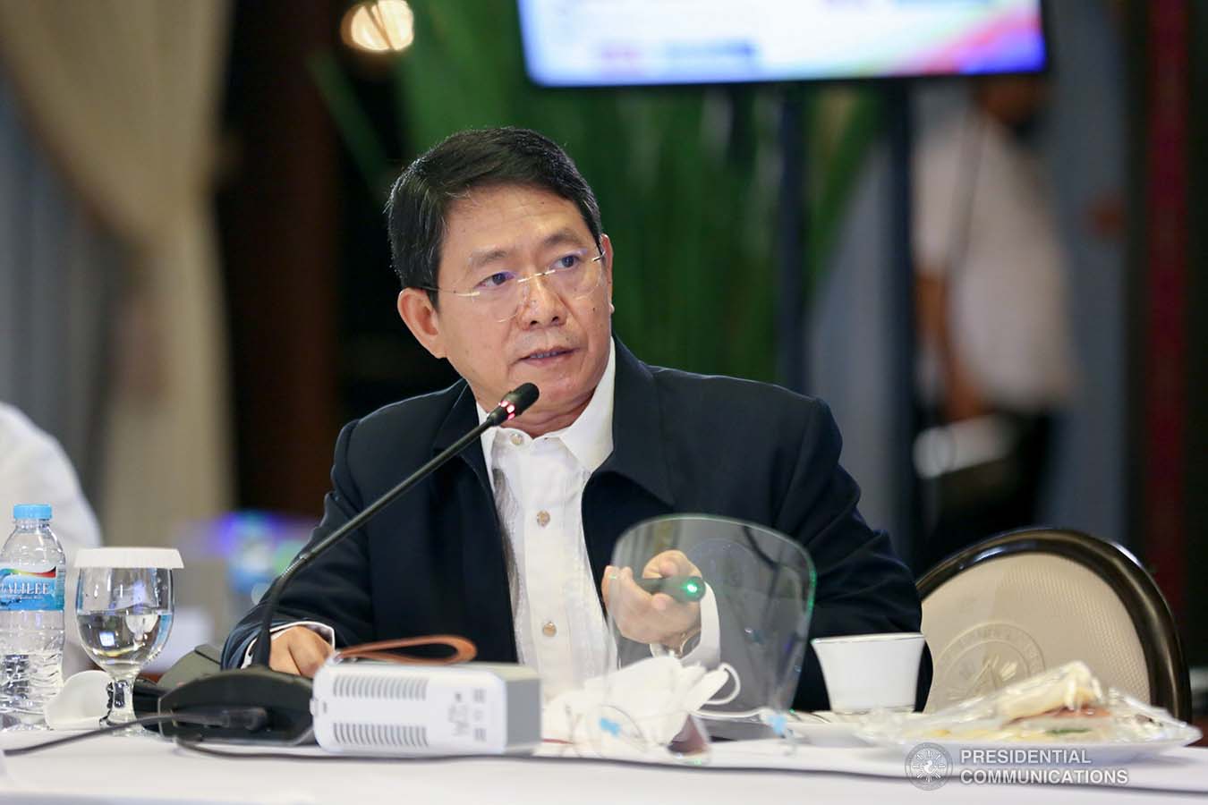 Interior and Local Government Secretary Eduardo Año gives an update to President Rodrigo Roa Duterte during a meeting with the Inter-Agency Task Force on the Emerging Infectious Diseases (IATF-EID) core members at the Malacañan Palace on January 6, 2022. ALBERTO ALCAIN/ PRESIDENTIAL PHOTO