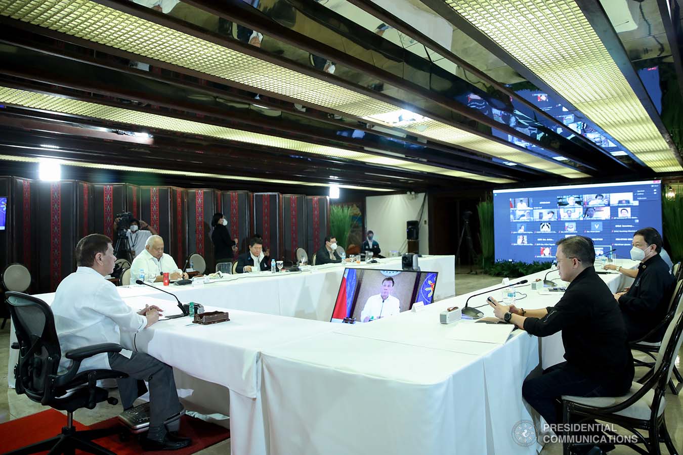 President Rodrigo Roa Duterte presides over a meeting with the Inter-Agency Task Force on the Emerging Infectious Diseases (IATF-EID) core members at the Malacañan Palace on January 6, 2022. ROBINSON NIÑAL/ PRESIDENTIAL PHOTO