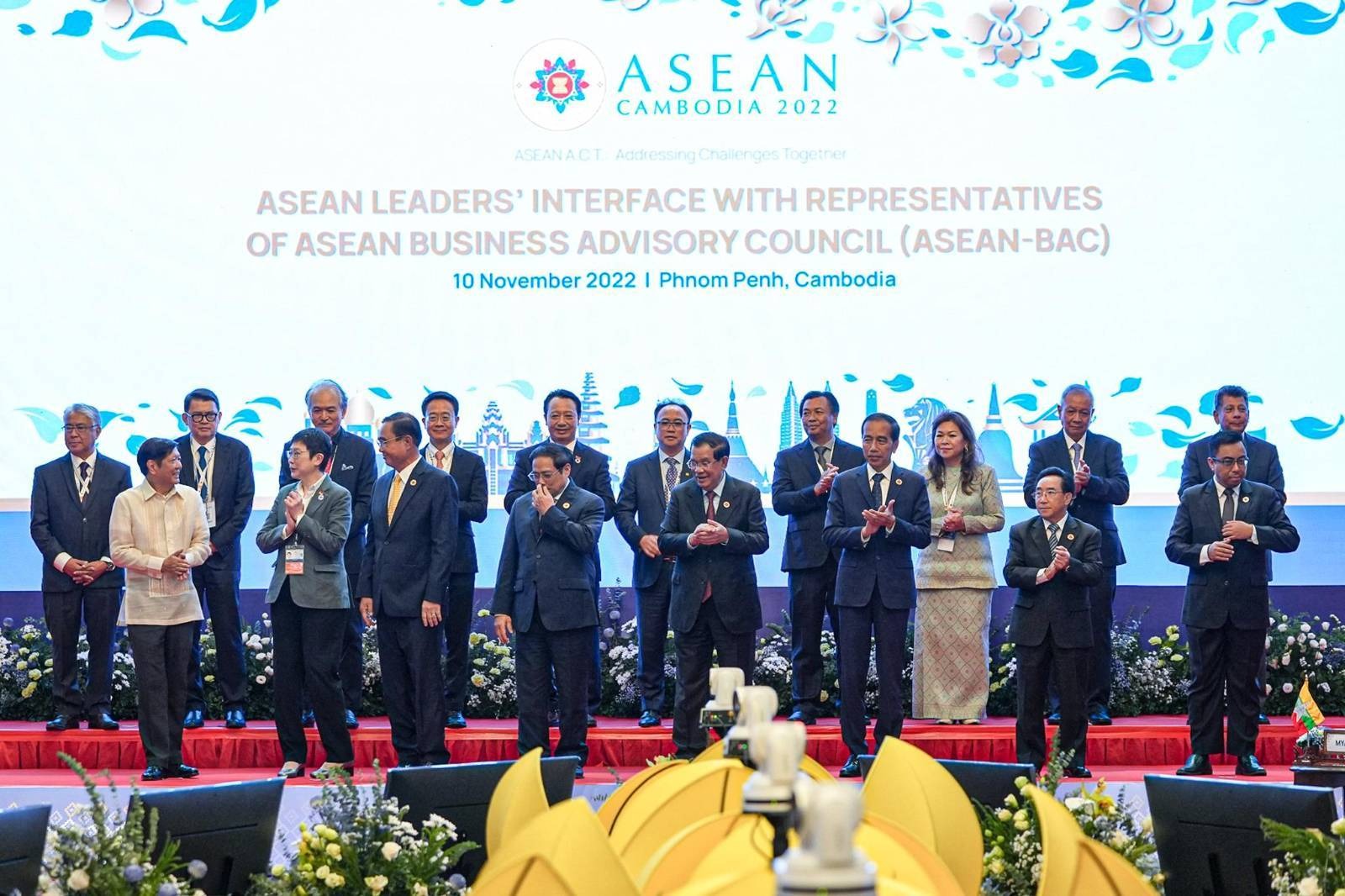 Nakipagtipon si Pangulong Ferdinand R. Marcos Jr. kasama ang mga pinuno ng mga kasaping bansa at miyembro ng ASEAN Business Advisory Council (ASEAN-BAC) ngayong araw, Nobyembre 10.Sa miting, hinikayat ng administrasyon ni PBBM ang pagtutulungan ng rehiyon na siguruhin ang pagsuporta sa mga micro, small, and medium enterprises (MSMEs), pagpapaigting ng kontribusyon ng kababaihan sa ekonomiya, at ang pagsiguro ng digital na kapasidad ng mga negosyante.