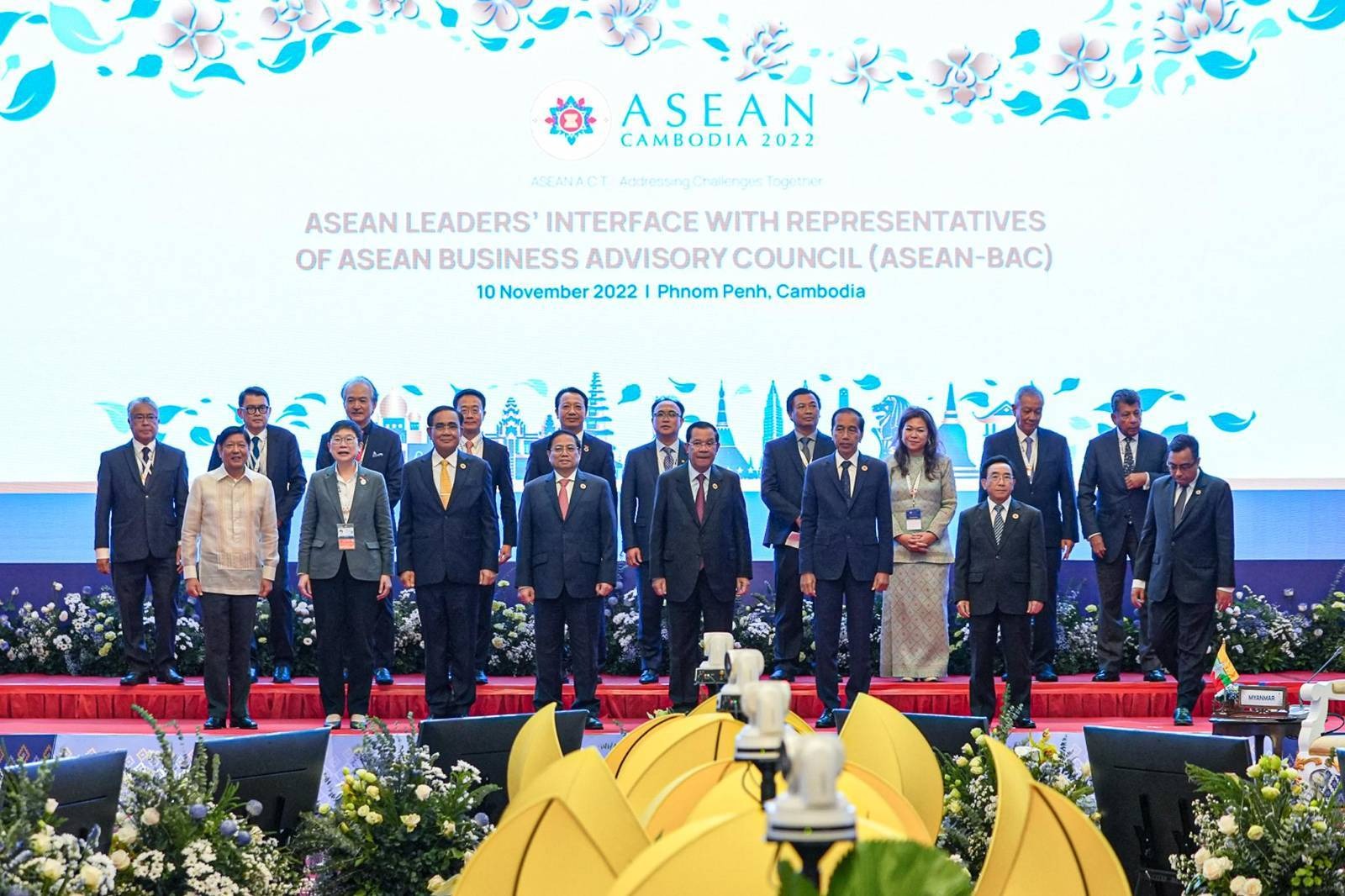 Nakipagtipon si Pangulong Ferdinand R. Marcos Jr. kasama ang mga pinuno ng mga kasaping bansa at miyembro ng ASEAN Business Advisory Council (ASEAN-BAC) ngayong araw, Nobyembre 10. Sa miting, hinikayat ng administrasyon ni PBBM ang pagtutulungan ng rehiyon na siguruhin ang pagsuporta sa mga micro, small, and medium enterprises (MSMEs), pagpapaigting ng kontribusyon ng kababaihan sa ekonomiya, at ang pagsiguro ng digital na kapasidad ng mga negosyante.