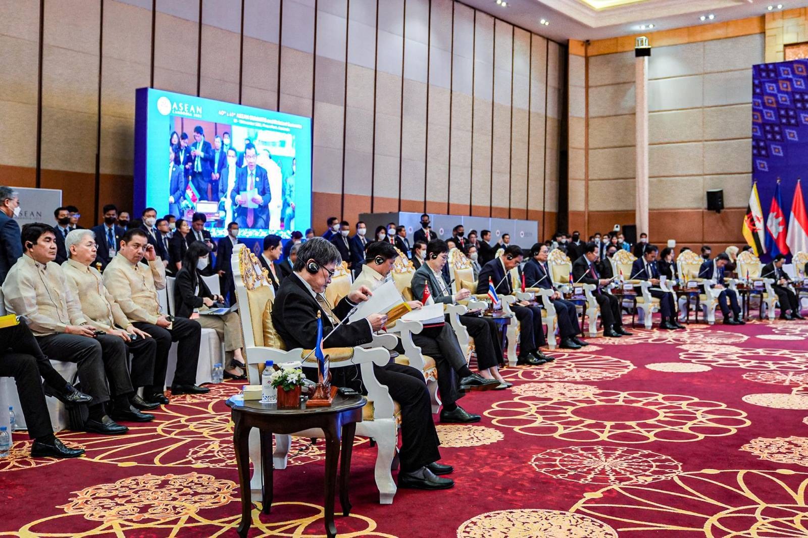 Nakipagtipon si Pangulong Ferdinand R. Marcos Jr. kasama ang mga pinuno ng mga kasaping bansa at miyembro ng ASEAN Business Advisory Council (ASEAN-BAC) ngayong araw, Nobyembre 10.Sa miting, hinikayat ng administrasyon ni PBBM ang pagtutulungan ng rehiyon na siguruhin ang pagsuporta sa mga micro, small, and medium enterprises (MSMEs), pagpapaigting ng kontribusyon ng kababaihan sa ekonomiya, at ang pagsiguro ng digital na kapasidad ng mga negosyante.