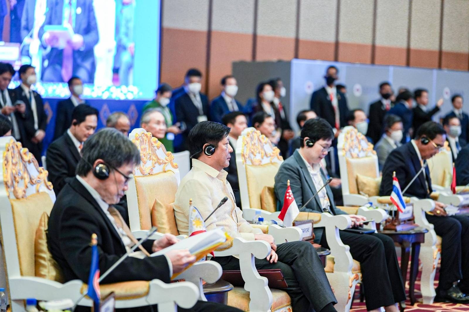 Nakipagtipon si Pangulong Ferdinand R. Marcos Jr. kasama ang mga pinuno ng mga kasaping bansa at miyembro ng ASEAN Business Advisory Council (ASEAN-BAC) ngayong araw, Nobyembre 10.Sa miting, hinikayat ng administrasyon ni PBBM ang pagtutulungan ng rehiyon na siguruhin ang pagsuporta sa mga micro, small, and medium enterprises (MSMEs), pagpapaigting ng kontribusyon ng kababaihan sa ekonomiya, at ang pagsiguro ng digital na kapasidad ng mga negosyante.